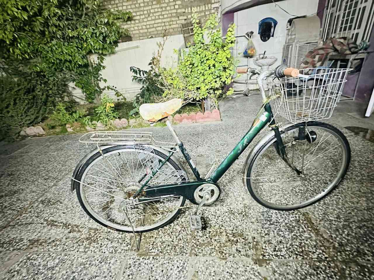 السلام عليكم بايسكل بناتي للبيع حجم ٢٧ ياباني باله اصلي نقصه فقط كشن لبقيه كله نضيف البايسكل مو تجاري ياباني اصلي مكاني بغداد حي اور رقمي *********** اسيا  السعر ٧٠ بي مجال
