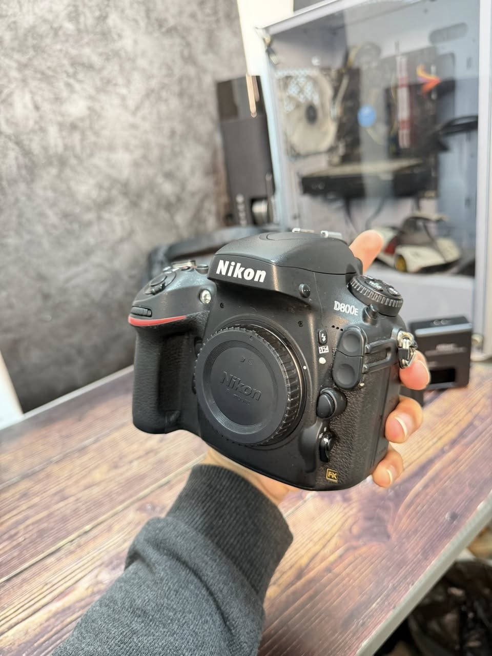 📸🔥 Nikon D800E Body 🔥📸
كامرة فل فريم احترافية بدقة عالية جداً ومناسبة للتصوير التجاري، البورتريه، الطبيعة وتصوير المنتجات 👌

✅ الحالة: مستعمل بنضافة 99% (نظيفة جداً)
✅ عدد الشترات: فقط 35 ألف
✅ السعر: 1,125,000 دينار فقط

🎁 الملحقات:
 • جنطة 🎒
 • الشاحن
 • حزام
 • بطارية بلادي 🔋
 • رام 32GB هدية 🎁

⸻

🔎 أهم المواصفات:
• حساس Full Frame بدقة 36.3 ميكابكسل
• نسخة E بدون فلتر Low Pass لحدة تفاصيل أعلى 🔥
• نظام فوكس 51 نقطة تركيز
• تصوير مستمر 4 صور بالثانية
• ISO قوي وأداء ممتاز بالإضاءة الضعيفة
• هيكل متين مقاوم للظروف

كامرة تعطيك تفاصيل حادة جداً وجودة احترافية بسعر مناسب 🔥

📩 للاستفسار أو الحجز مراسلة الصفحة
🚚 توصيل مجاني داخل العراق 🆓

إذا


**إذا كنت صاحب هذا الإعلان وتريد حذفه لأي سبب، رجاءا أرسل رسالة إلى الدعم الفني**