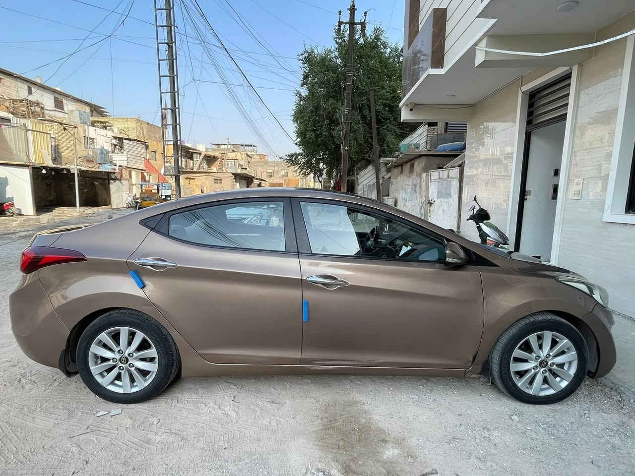 النترا 2016 خليجي لون ذهبي مميز رقم بغداد دولي الجديد
محرك 1600 دوش /مكفول

كير ATM/مكفول 

شاشة كبيرة 

كامرة خلفية 

تبريد امامي خلفي 

دشبول بيجي واسودّ ومطعم صاجي

اطارات جديده بطارية جديده 

دسكات جديده 

السيارة بيها بارد عدد 2 

دوسات بيهن جزء صبغ 

وبعض ملاحظات بسيطه

السعر 120 وبيها مجال 
مكاني بغداد/الحبيبية 
اتصال ***********
