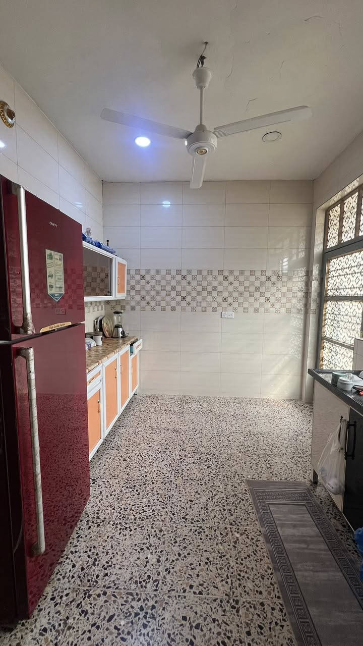 دار للبيع في منطقة طالب العلي المساحه 100م 10x10  يحتوي على 3غرف نوم 3حمامات واستقبال ومطبخ معزول للاستفسار ***********
