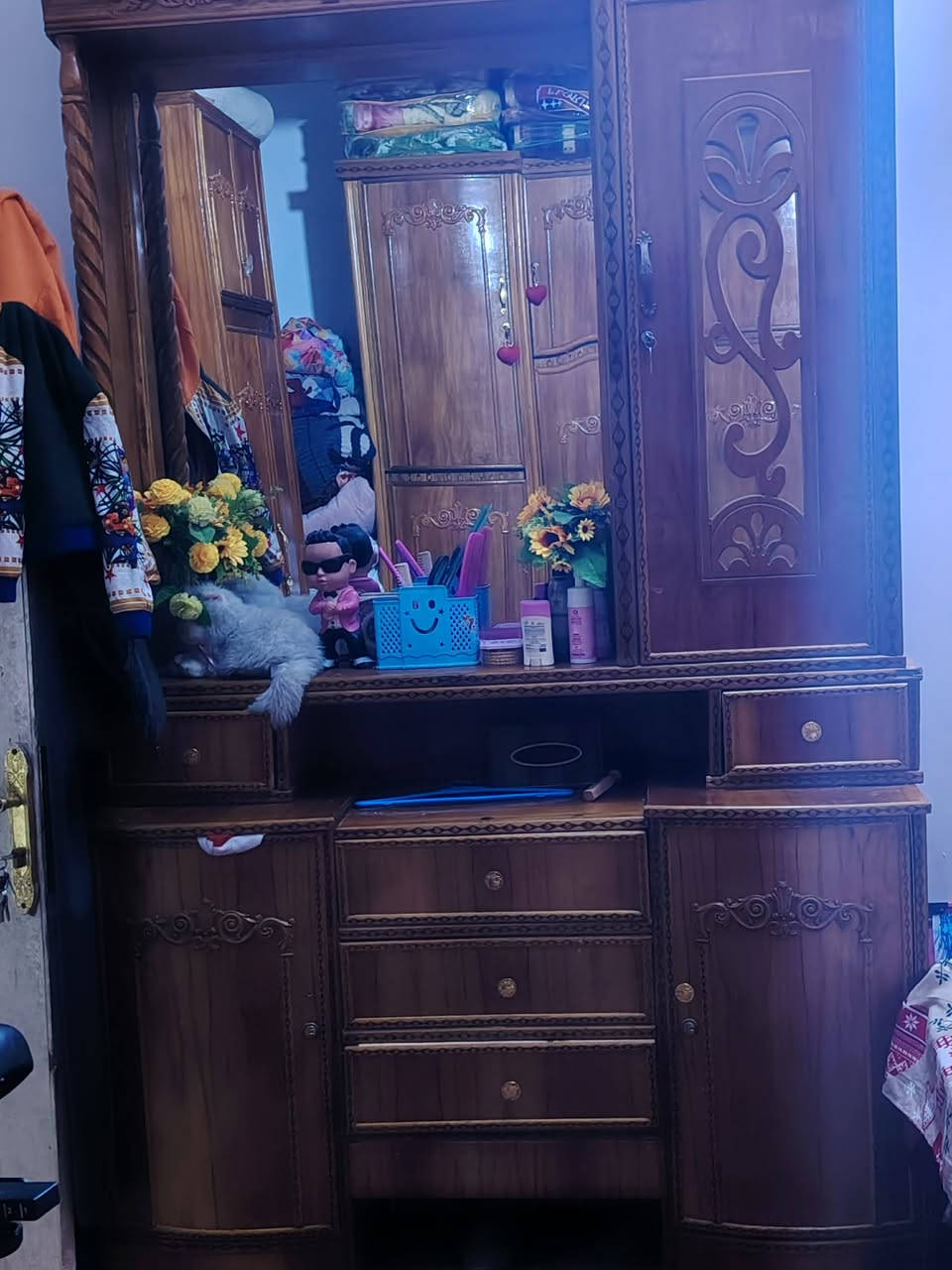 غراض للبيع كاونتر تسگام هوة وشافطة و الطباخ مامستخدمات وغرفة نوم خمس ابواب طابقين ضخمة للاستفسار على رقم ***********
