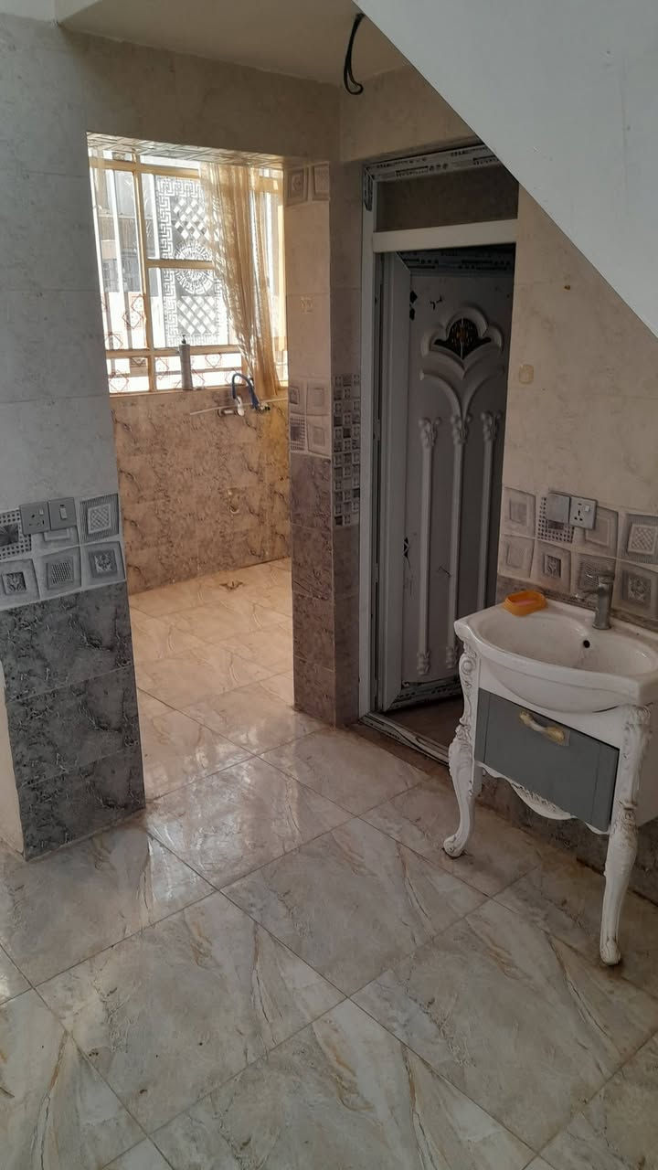 بيت للبيع طابو زراعي قرار  ٢٥ تمليك المساحه الكليه  ٨٠ متر طابقين بي غرفتين نوم وصاله ومطبخ وخطار وصحيات داخليه وخارجيه كامل الخدمات 
المدائن  بستان الجمعيه قريب السوك والإمام دقيقه وحده فقط للإستفسار  ***********
