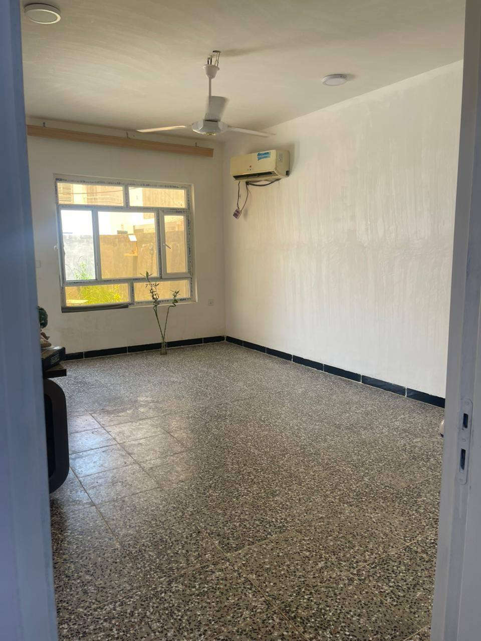 بيت طابو صرف ٢٠٠ متر دخل مجمع الزهراء السكني طابقين يرهم تطلوعه والباقي ع المبادره طابقين يتكون الطابق الاول غرفه وستقبال اوصاله اومطبخ اوصحيات حديقتين كراج الطابق الثاني غرفتين وصاله مجمع صحيات المكان طوريج ام الهوى مجمع الزهراء  السكني باقي التفاصيل  اتصال ع ***********او مراجعه مكتب عقارات ابو كرار عنوان المكتب الجمعيه شارع الوسط
