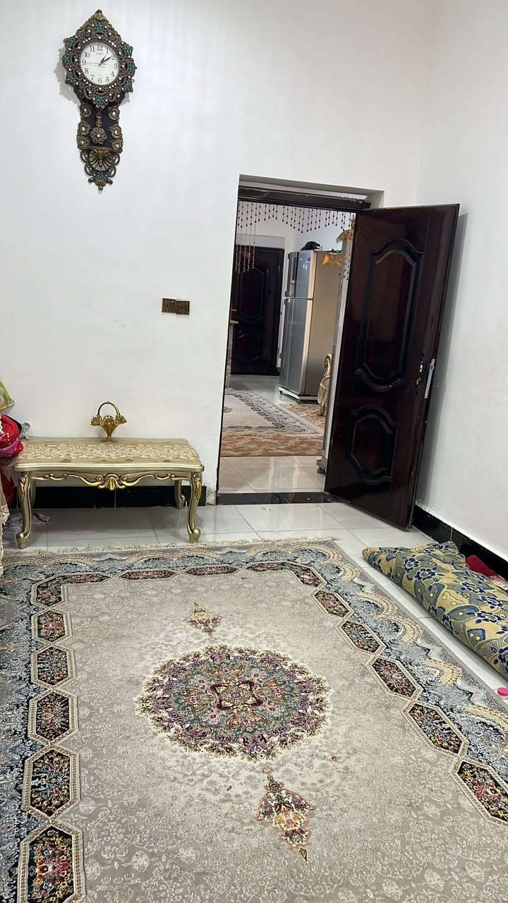 #اعلان 
🏡 بيت للبيع في حي النفط الزراعي  

- المساحة: 108 متر 
- البناء: طابقين، كونكريت مسلح  
- تفاصيل الطابق الأول: براني، صالة، غرفة، مطبخ، صحيات داخلية وخارجية  

- تفاصيل الطابق الثاني: غرفتين وصالة  
- الموقع: قرب جهة الدكتور أحمد مطر  

- السعر: 68 مليون بي مجال قليل  

📞 للتواصل:  

- سيد علي: ‏***********  
- أبو عباس: ‏***********
