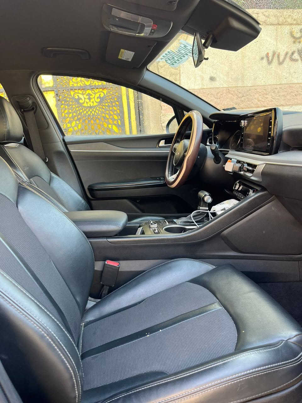 السلام عليكم k5  موديل ٢٠٢٤ وارد السياره حره بسمي توه دكيت لوحات السياره امغلفه طبقت عازل أو مانع الصوت فول مواصفات عده بنورامه لون السياره اجويتي حادث بدون إرباك أو كل القطع ابلاديه بس اتصبغن عله كد الضرر مثال ما واضح بلصور الحادث رقم الهاتف *********** السعر ١٨٥
