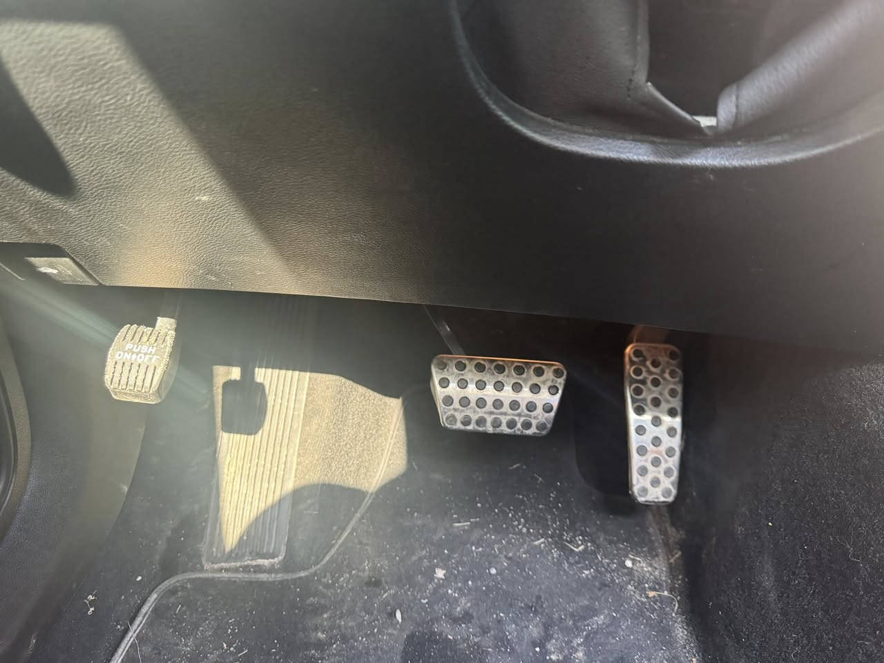 السلام عليكم ورحمة وبركاتو جارجر للبيع وارد أمريكي السيارة جديدة كلش السيارة جايبها من امريكة للعراق ممرقمة انتة ترقمها ماشية 40 ألف بيهة صبغ بل جاملغ المامي اليم السايق فتحت سقف السيارة صالصنتين السيارة  لسعر20الف   
مكاني بغداد القادسية يم ملعب التاتان 
للمراسلة ماسنجر أو 
7800859444 مراسلة واتساب أو ماسنجر فقط 
على الرصيد لاايتوفر وشكراًالسيارة جيتي فول
