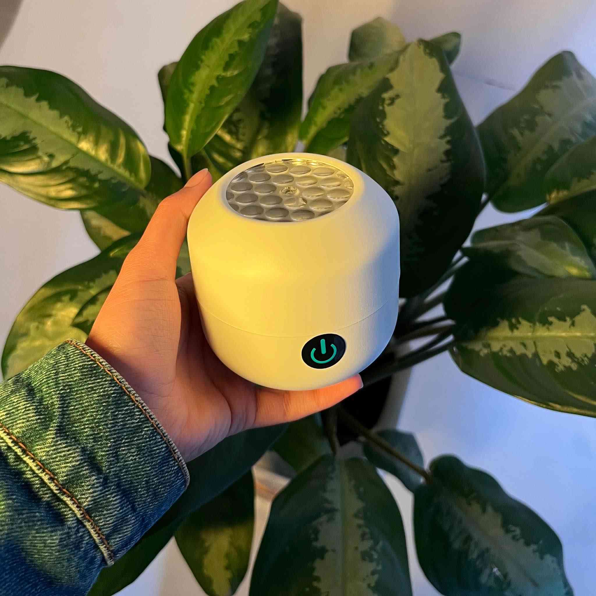 مصباح عرض ضوئي دوّار Rotating Projector Lamp

• مصباح عرض ضوئي دوّار صغير يعرض أشكالًا مضيئة على الجدار أو السقف ليمنح الغرفة إضاءة مميزة.

• تصميم صغير وخفيف بحجم مناسب للوضع على الطاولة أو بجانب السرير.

• يعمل بجهد منخفض 5V مناسب للاستخدام اليومي.

• يستهلك طاقة منخفضة 3W لتشغيل اقتصادي.

• يصدر ضوء بدرجة حرارة لون 6000K.

• هيكل مصنوع من بلاستيك ABS المتين.

• يعرض أشكالًا ضوئية على الجدران.

• اسم المنتج: Rotating Projector Lamp
• الأبعاد: 10 × 8.9 × 9.7 سم
• درجة حرارة اللون: 6000K
• الجهد الكهربائي: 5V
• القدرة: 3W
• مادة التصنيع: ABS

السعر 18  الف
يتوفر خدمة توصيل لجميع محافضات العراق بغداد 3 محافضات  5 الاف فقط🚚🚚 بغداد, العراق


**إذا كنت صاحب هذا الإعلان وتريد حذفه لأي سبب، رجاءا أرسل رسالة إلى الدعم الفني**