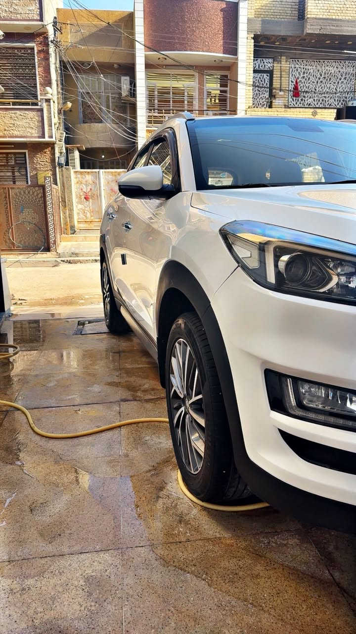 السلام عليكم اخوان عندي توسان 2020  البيع شركة الكاصدخليجي بيهة صبع ربع باب ونصف الجاملغ وقبق الجنطة والبنيد مبدل 
مواصفات السياره 
بصمة 
شاشة حجم كبير 
دخول ذكي 
خمسة انضمة قيادة
مري شفط
جهتين تحكم ستيرن
حساس خلفي وأمامي 
شاحن ذكي المبايل 
كشنات جلد وتحكم جهتين 
سيارة مصروف علية حدادية قبل عشره ايام بدلتهة وتخم تاير هم وباتري جديـٍْد ماناقصهه ايشي سيارة بلجيس
السعر 180 وبيهة مجال الطيبين 
عنوان بغداد حي اور 
***********
