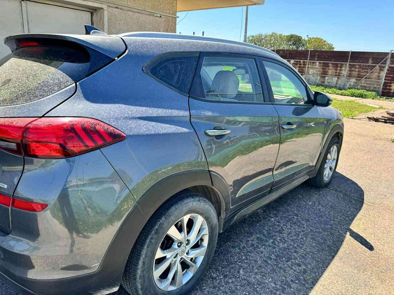 السلام عليكم 
توسان 2019 وارد امريكي ماشيه 150 الف تخم تاير جديد ضربتها موضحه بلصوره بنيد جارد  الاستفسار الاتصال *********** سعرها 145 وبيها مجال
