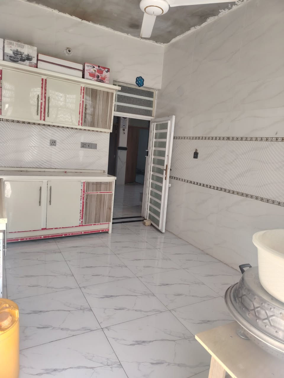 سلام عليكم اخوان عندي بيت بل رضويه ٨خلف مدينة الزائرين مساحه 175 بناء درجه اولى طابق اونص سقف كونكريت اساس حجر ماء مجاري شغل درجة أولى ابلوك كلاب شارع 10 أمتار ارتفاع عن الشارع تقريبا ٨٠ سنتم (شارع مقرنص جديد) يبعد عن الشارع العام نجف ابو صخير ٢٠٠ متر +ارضيه بورسلين حمامات سيراميك. كامل مكمل (السعر) خاص***********
