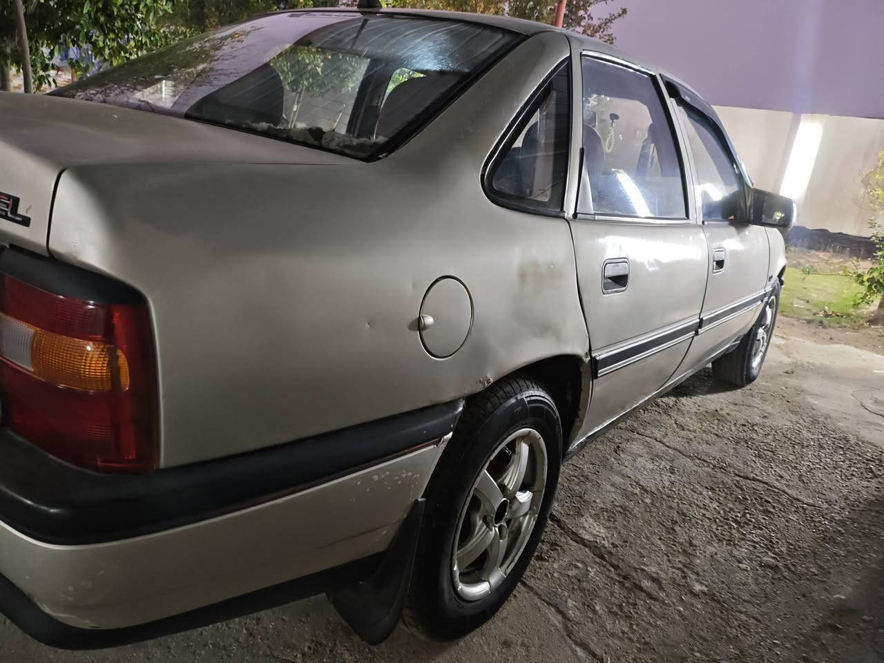 سلام عليكم 
اوبل فكتره مديل 92
حجمها 18 كير ومكينا وحداديه جديد 
سياره ع وضع الشركه لاضربه ولاخياس 
دواخل دوشمه جديد كامل تخم تاير جديد ماناقصها شي ابد سعرها 38 وبيها مجال 
عنواني حله 
التلفون ***********
