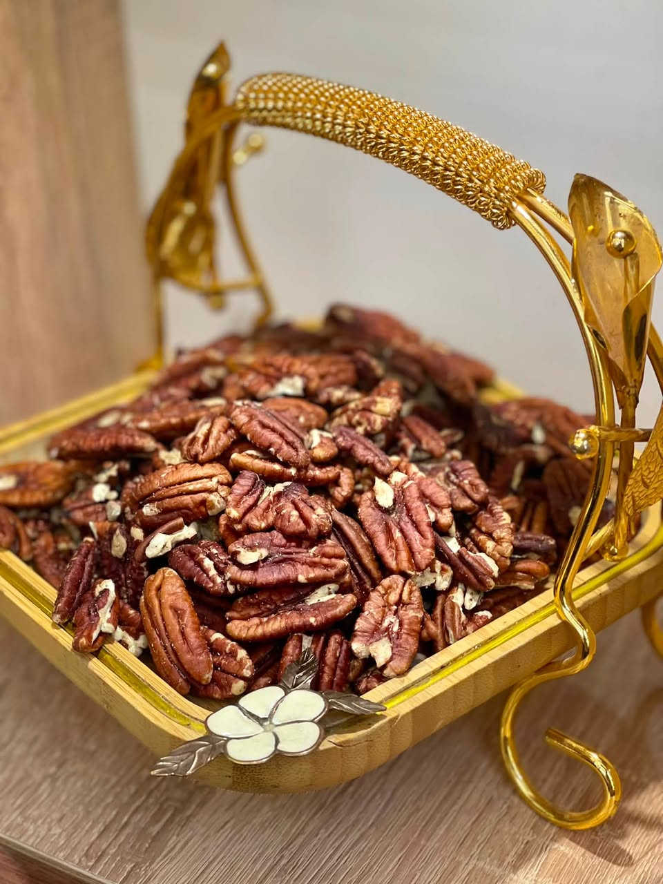 🌟 كنز الطبيعة في حبتين: الوز البرازيلي وجوز البيكان! 🌟
إذا كنت تبحث عن طاقة ونشاط وصحة حقيقية لجسمك، فـ "السوبر فود" صار بين يديك! إليك القيمة الغذائية والفوائد المذهلة لأفخم نوعين مكسرات:
🇧🇷 أولاً: الجوز البرازيلي (ملك المعادن النادرة)
حبة إلى حبتين يومياً كافية لتمنح جسمك احتياجه الكامل من الفوائد:
 🛡️ المصدر الأول للسيلينيوم: يحتوي على أعلى نسبة عالمياً من هذا المعدن النادر الضروري جداً لدعم صحة الغدة الدرقية وتعزيز كفاءة جهاز المناعة.
 💆🏻‍♂️ نضارة البشرة والشعر: غني بمضادات الأكسدة وفيتامين E، مما يمنح البشرة حيوية طبيعية ويحارب علامات تقدم السن.
 🧠 تنشيط الذاكرة وصحة الدماغ: يحسن التركيز والمزاج بفضل تركيبته الغنية بالدهون الصحية والماغنيسيوم.
🇺🇸 ثانياً: جوز البيكان (صديق القلب والنشاط)
طعم دسم وخفيف وفوائد تحميك وتمدك بالطاقة:
*🫀 حماية وصحة القلب: غني بالدهون أحادية عدم الإشباع التي تساعد في خفض الكوليسترول الضار والحفاظ على الشرايين صحية.
 🔋 مصدر طاقة مثالي: يحتوي على تشكيلة ممتازة من الألياف والبروتين التي تمنحك شحن طاقة طويل الأمد وتدعم الهضم.
 🔬 محاربة الإجهاد والتعب: مليء بمضادات الأكسدة الفينولية التي تحمي خلايا الجسم من التلف وتزيد من الحيوية اليومية.
✨ الجودة والطاقة الصافية في كل حبة!
منقاة بعناية ومحفوظة بأعلى درجات النقاوة لتصلكم طازجة ومليئة بالفوائد.


**إذا كنت صاحب هذا الإعلان وتريد حذفه لأي سبب، رجاءا أرسل رسالة إلى الدعم الفني**