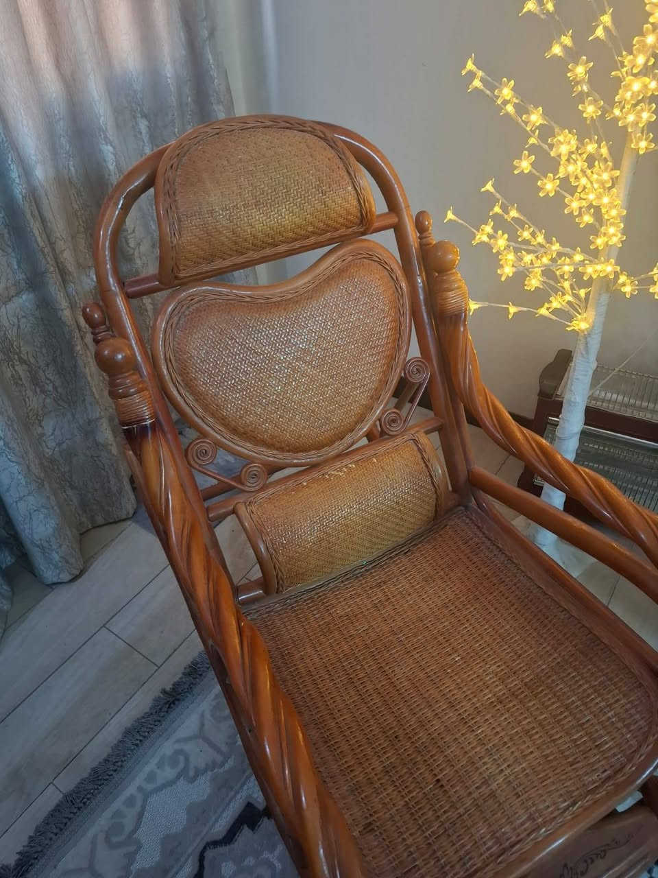 السلام عليكم كرسي هزاز خشب للبيع السعر ١٥٠ ماخذي ب٢٠٠ مكاني بغداد للاتصال والاستفسار فقط واتساب ***********
