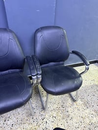 مرحبا ميز جام نظيف و 4 كراسي جلد للبيع المكان الكرادة السعر 175 الف لل...