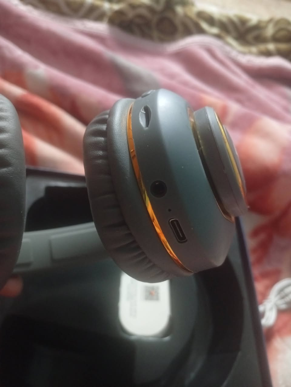 سماعه بلوتوث هواي مواصفات بيه شحن اذا تستعمله يوميه ضل اسبوعين متخلص أعله سعر ابيع للعلم بلمحلات سعره 65 الف رقمي واتساب اول لتواصل ***********
