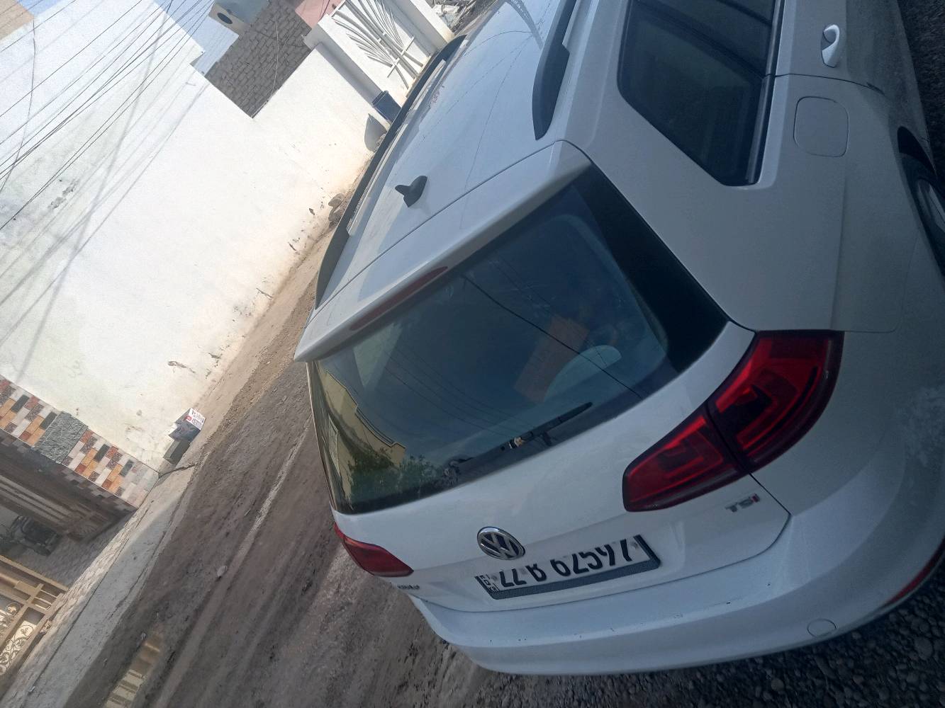 للبيع فولكس فاجن موديل حديث، لون أبيض، بحالة ممتازة من الداخل والخارج. السيارة نظيفة ومصانة بشكل جيد، ومجهزة بوسائل الراحة الأساسية. إذا كنت تبحث عن سيارة موثوقة وأنيقة للعائلة، فهذه السيارة هي الخيار الأمثل لك.