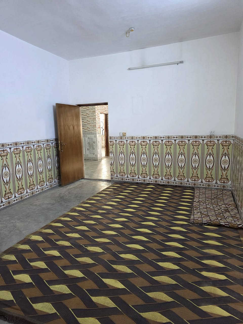 السلام عليكم ورحمة الله وبركاته🫱🏽‍🫲🏻
مُتابعينه الكرام 
عرض رهيب💯
دار للبيع🏠 عقد زراعي المساحة 750م
يحتوي الدار🏠 على صاله 9×5 ثلاث غرف منام 4.5×5 وحولي كبير وحمام ومطبخ وصحيات(داخليه وخارجيه) 
حدائق كبيره امام البيت وجانبيه⛲
🔹الموقع مُمَيز جداً💯 
العنوان: بغداد/تاجي/زمله حَمدي 
(قُرب شارع الرئيسي للزمله) 
للاستفسار الاتصال على الارقام الاتيه 📞📞📞
كورك: ***********واتساب
اسيا: ***********
مَكتب ديرتنا للعقار 🏢
