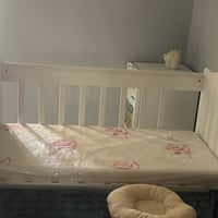 غرفة طفل • سرير مكسور • فراش بيبي