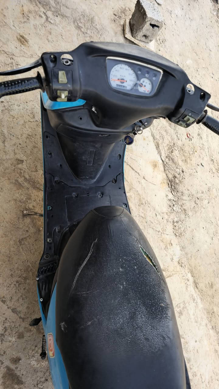 دراجه فراشه للبيع شغاله بس نقصه كهربائيات العداد كله يشتغل الكفرات نقصه قطعتين بس مثل ماموجود بالصوره المكينه توه امجفته ما صارله اسبوع السعر 300  مكاني شطره للتواصل ***********
