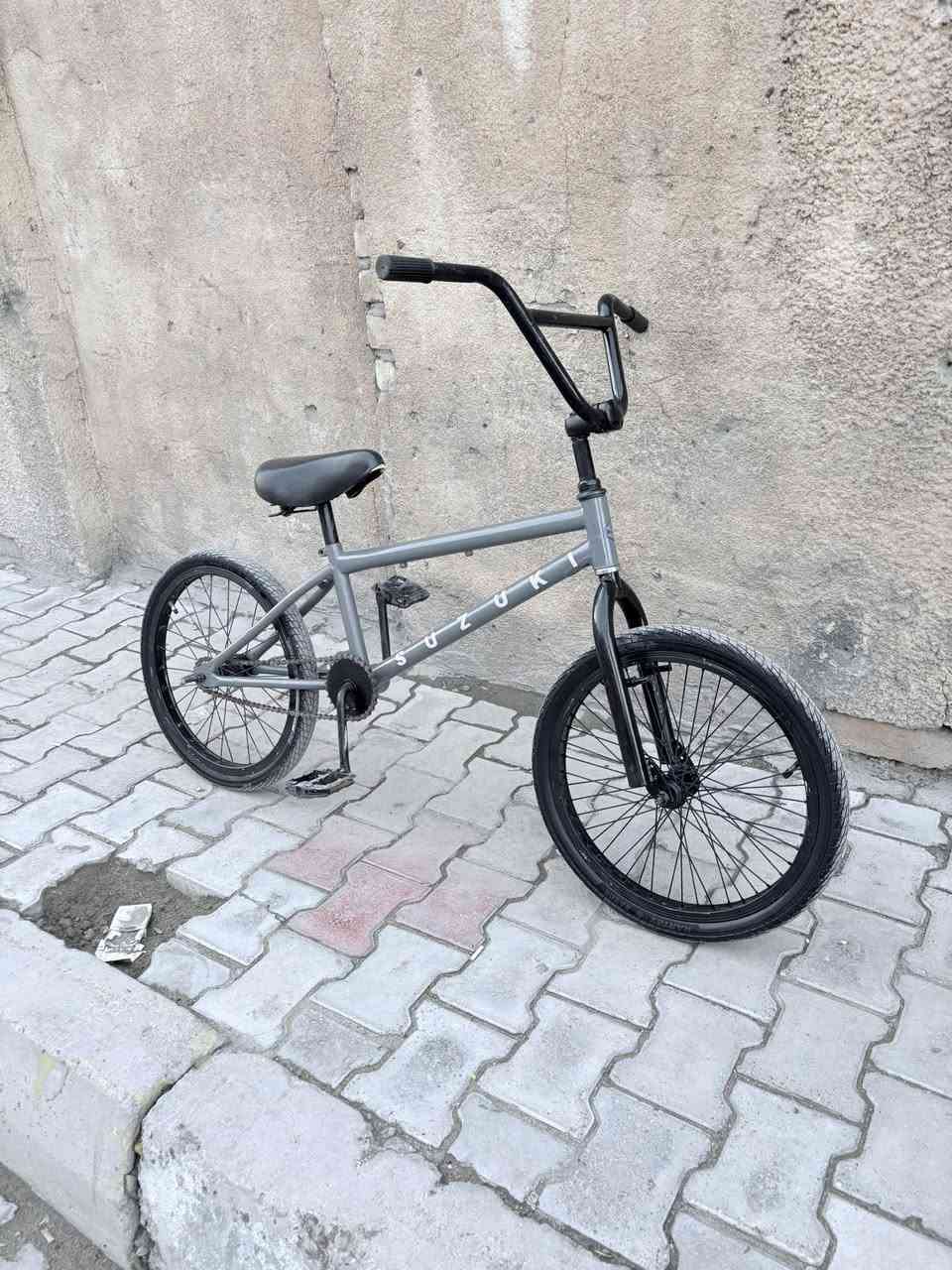 بايسكل بي ام اكس للبيع 
 
مابي اي شي تبدل بس مكينه وبلاديه نضيفه
عنوانه:بغداد الكماليه شارع الاصفر
السعر ١٥٠ وبي مجال 
رقم الجهاز:***********
