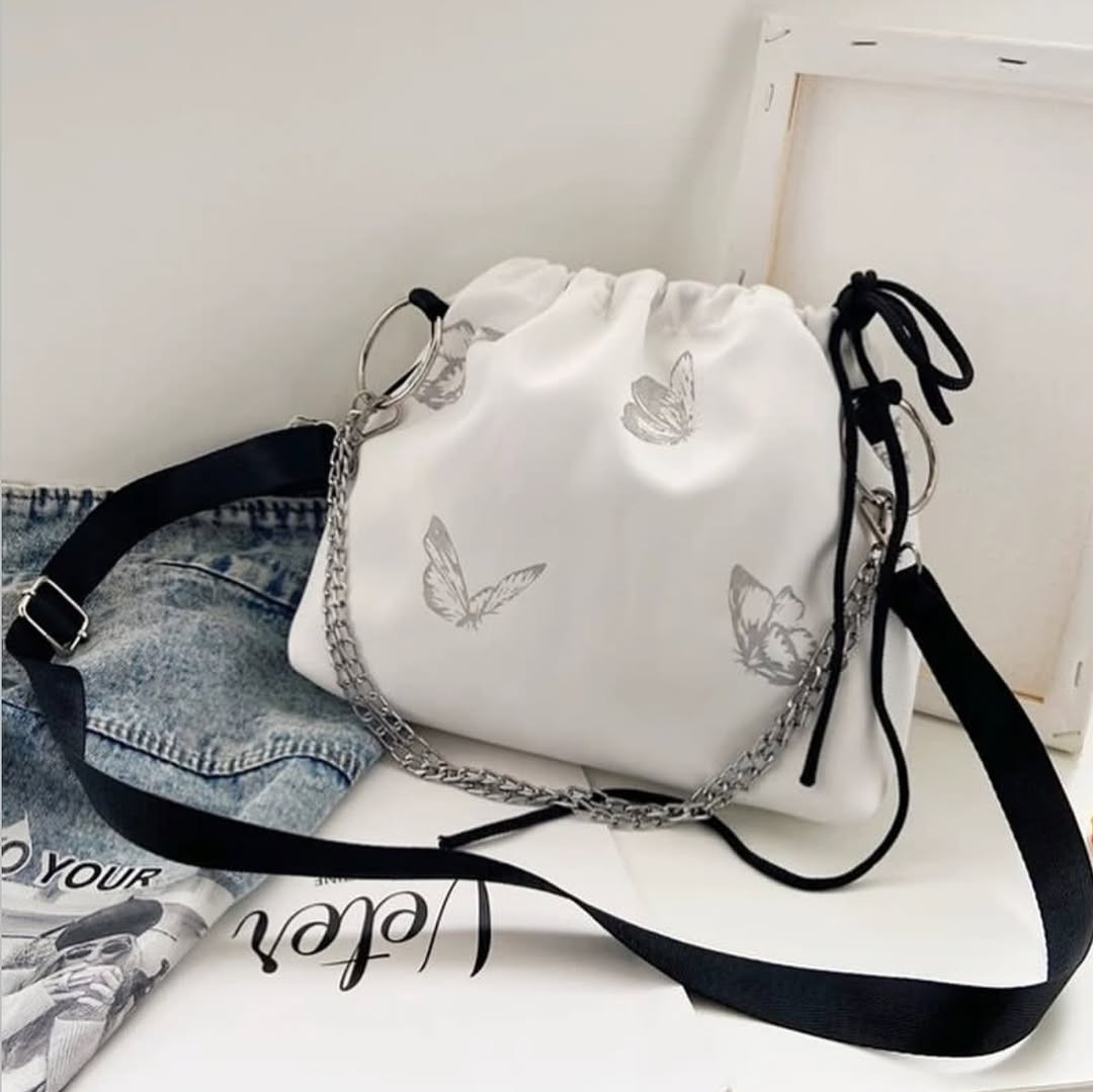 ⁨	🦋 جنطه الفراشات الجديدة ✨
متوفرة باللونين الأسود والأبيض ✨🦋

💰 السعر: ٦ الاف فقط
🚚 التوصيل: ٤ آلاف فقط لكل محافظات العراق
✅ ضمان فحص القطعة أمام المندوب
ستايل ناعم وعصري يناسب كل طلعاتج اليومية، بتصميم مميز وسعة عملية تخلي كل أغراضج مرتبة وياج 🤍🖤
#حقيبه #اكسبلورexplore #فراشات #فراشه #هديه⁩


**إذا كنت صاحب هذا الإعلان وتريد حذفه لأي سبب، رجاءا أرسل رسالة إلى الدعم الفني**