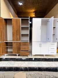 كنتور خشبي بتصميم عصري يحتوي على مساحة جيدة للتخزين مع أبواب وأدراج مت...