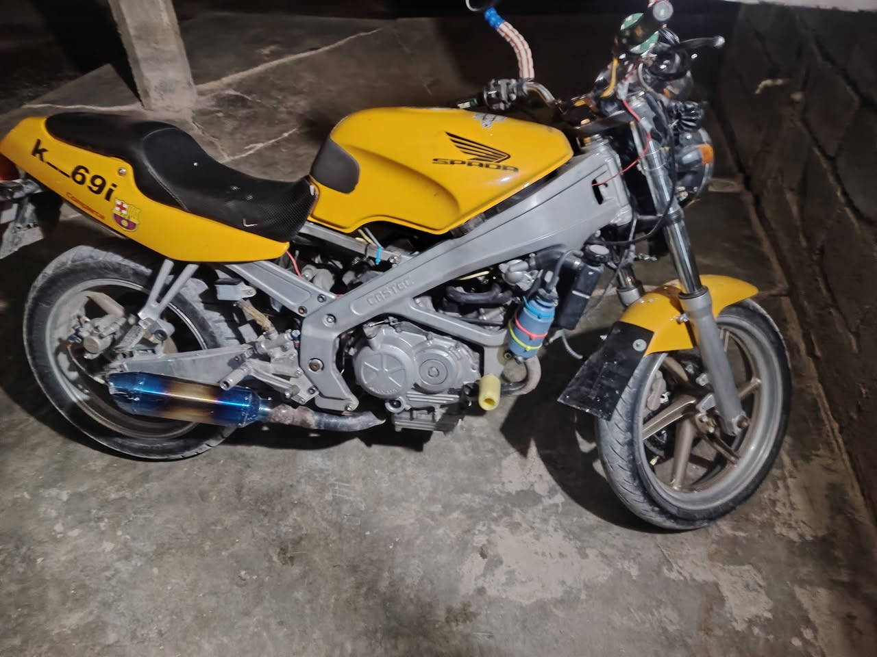 السلام عليكم يوجد ماطور بطح هوندا سباده موديل 1989 محرك  مفتوح مبدل بي يطغات فقط فتحتو عله ايده قبل ما مفتوح رقم كركوك باقي لوحات بعد ما مستلمهن بسم ولد صديقي السعر واحد ونص وبي مجال كلو شغال الاستفسار على الرقم ***********
