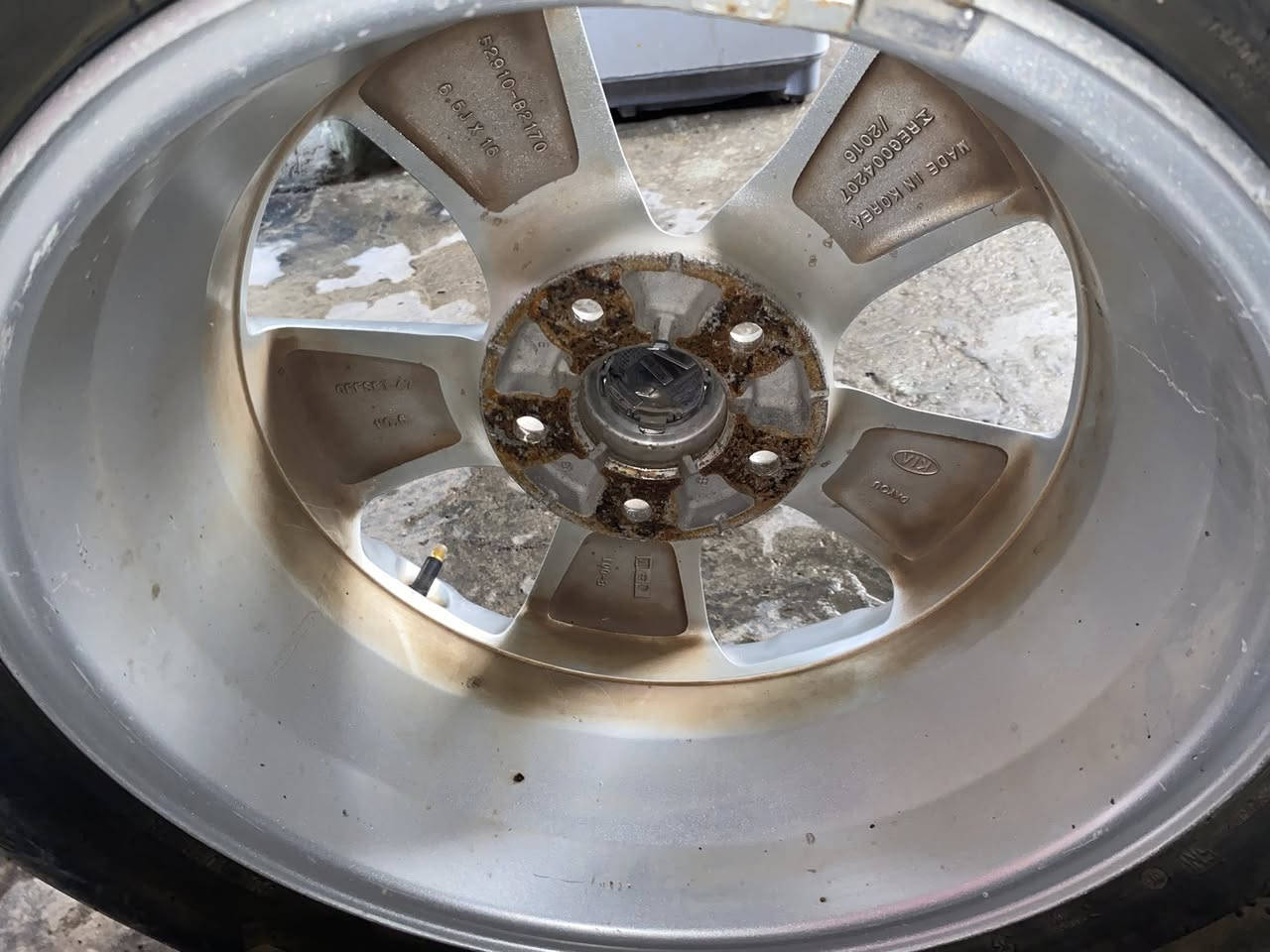 للبيع تخم ويل وتاير مال صول حجم 16  بلاد مال شركه المنيوم بس تايرات تعبانه شوي و الوياله نضيفه ومابيهن شي ومكاني كربله حي السلام اريدهن ب 150 الف قفل الله شاهد يسون اكثر وهذا رقمي *********** مكان كربله
