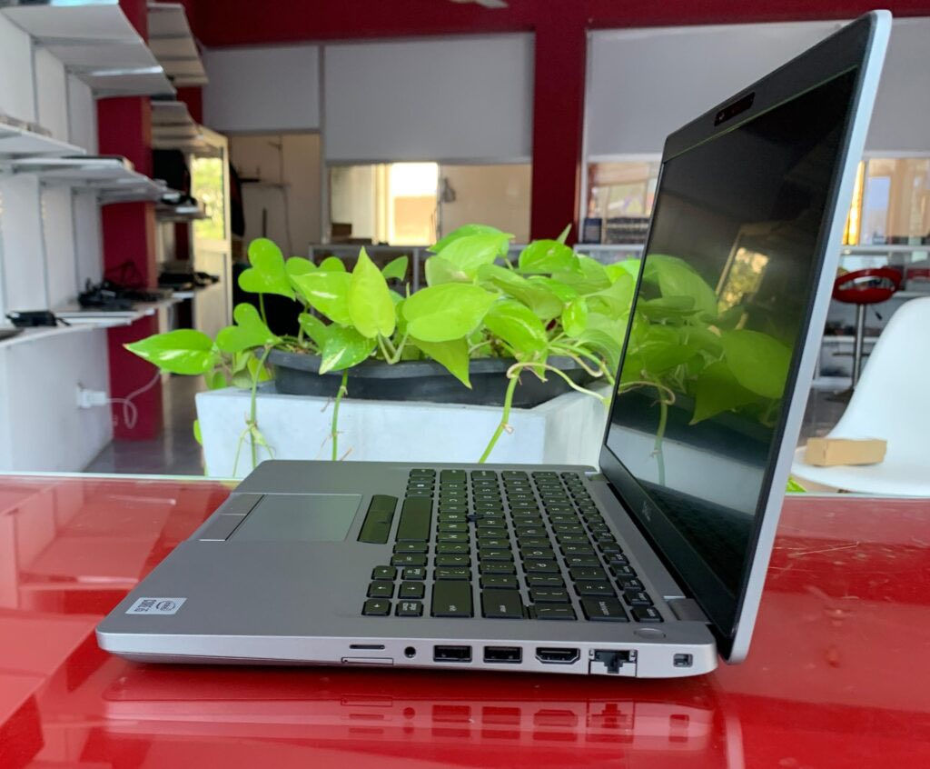 السلام عليكم
لابتوب dell للبيع مواصفات موجوده بلصور جديد كلش ونظيف مكاني بصره ماعندي توصيل 

سعره 400 

رقمي للشراي ***********
