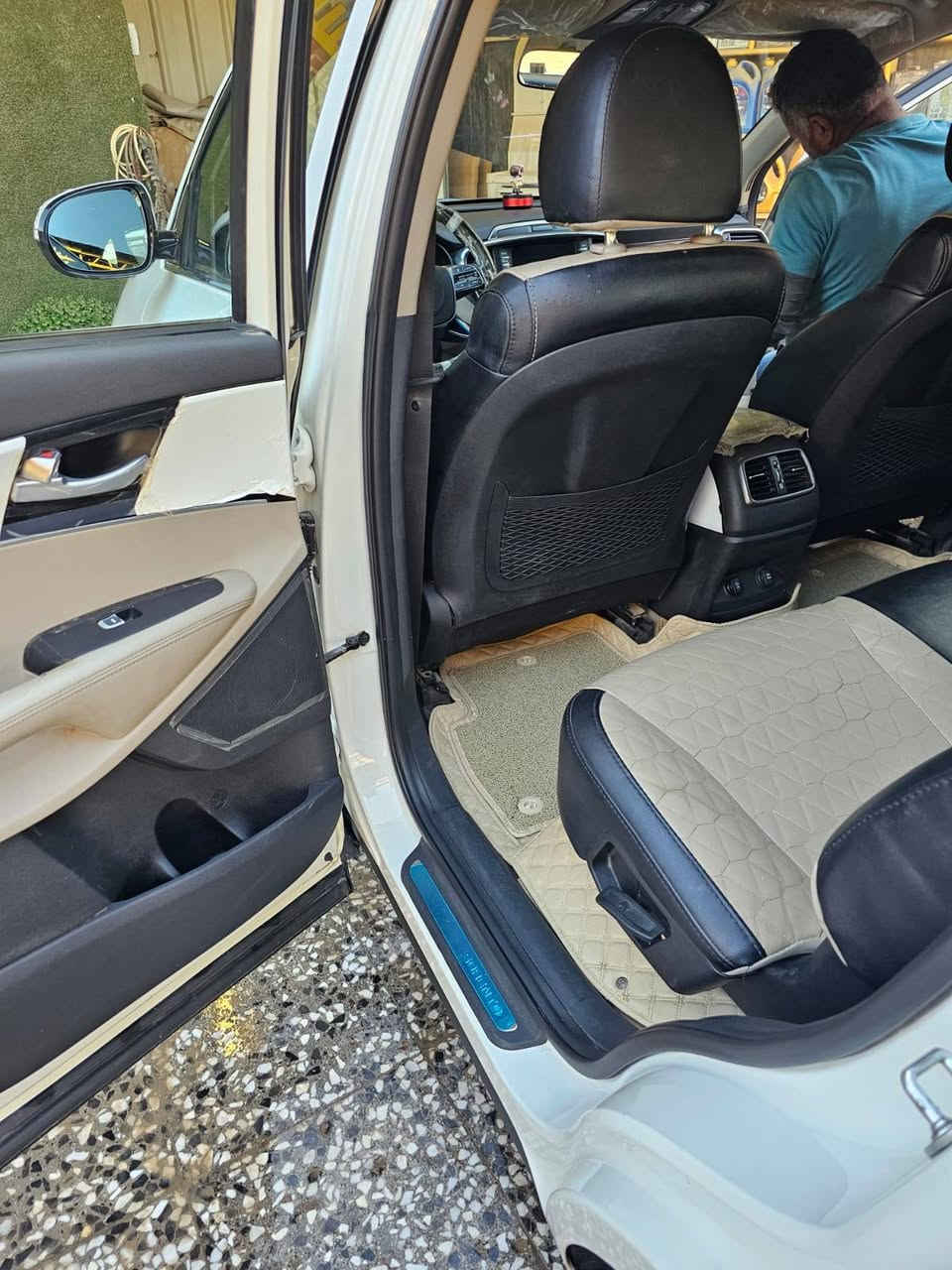 ♡سورنتو  للـبـيـع ♡
سورنتو 6 سلندر 
- لوحات بابل - رقم جديد
-سياره كفاله عامه ماعدا بارد جدآ قليل مكان واحد 

الموديل :٢٠٢٠ (خليجي) . 
المحرك  : 6 سلندر 3500cc 
العــــداد : ٤١ الف كيلو متر . 

المواصفات :
* شاشة عدادات متغيرة.
* كشنات كهرب 
* هاند بريك قدم .  
* صندوق كهربائي .
* بردات أبواب خلفية . 
* تخم اطارات جديد 
* دخول وتشغيل بصمة .
* أنظمة قيادة متعددة .
* شحن وايرلس .
* كاميرا خلفية . 
* المصابيح الأمامية زنون .
* كشافات الضباب زنون . 
* مقعدين الامامية كهرباء .
* نظام APPLE CARPLAY.
* انارة داخليةزنون
*كاميره دواره
*نفكيش خراط
*كشنات جلد اصل
* حساسات خلفية وامامية 
* مكيف 3 قطع مع وحدة تحكم منفصلة .
* السعر《 263 》『بيه مجال』
.
* سياره جديده كلش لزكات الشركه بيها 
نظيفه جدآ بلعافيه على ياخذها
* للأستفسار /***********
***********
مكان السياره بابل مركز المدينه
