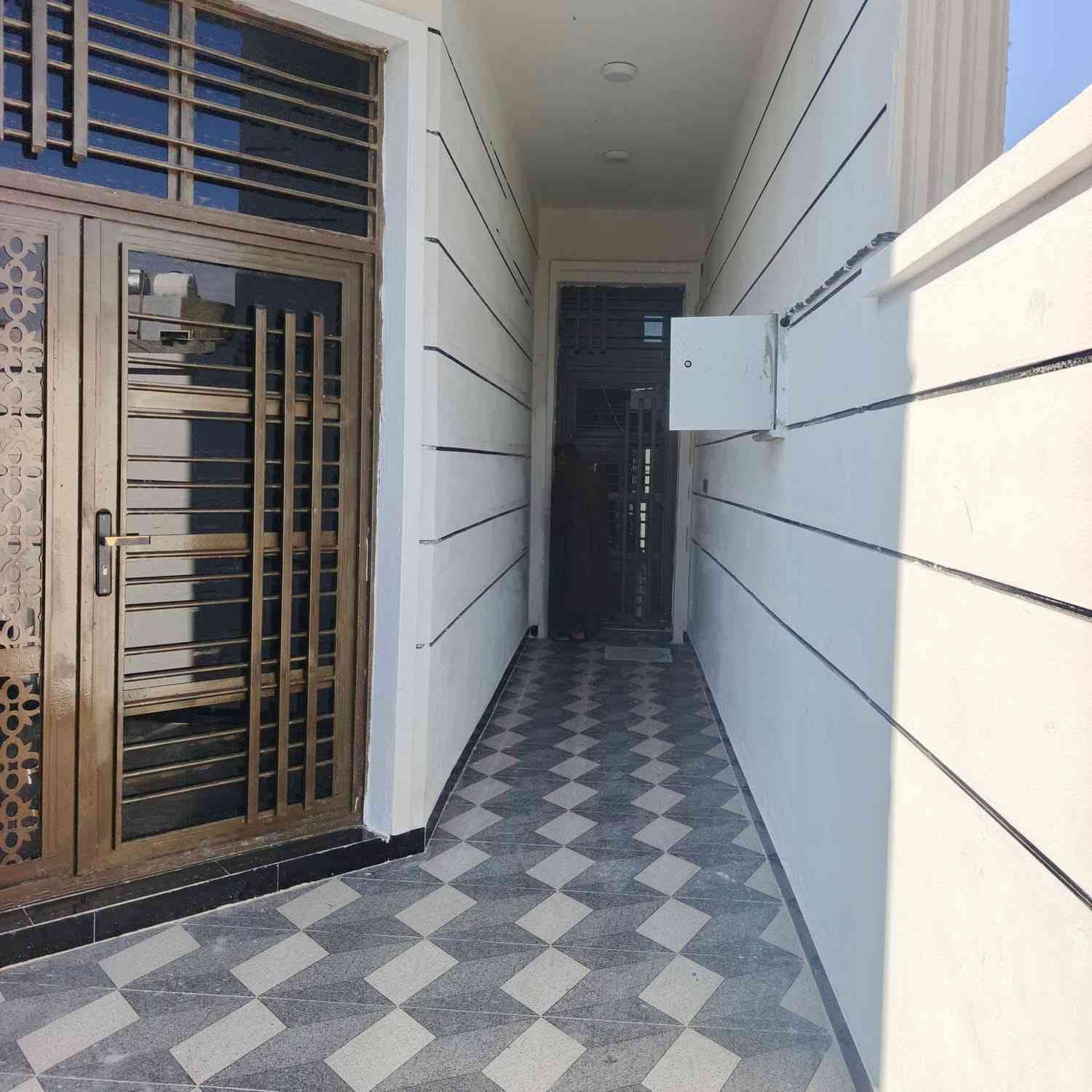 يعلن مكتب الجزاع للعقار 

عن دار اللايجار المساحة 150 متر طابقين ☑️

يتكون الطابق الأول غرفه نوم صاله حمام ☑️ 

مبطخ ستقبال مناور عدد ٢ صحيات كيزر ماء

 ☑️ 

والطابق الثاني متكون من غرفتين نوم 💯

صاله حمام بلكونه ☑️

الدار بعده جديد محد ساكن بي 💯 

ملاحظة..... عندك فقط نقص الارضية مال قاط الثاني 💯

_____________________________

موقع الدار الأنبار الفلوجه حي الجيغيفي الثانيه قرب أسواق جنه

💯💯☑️

أي ستفسار الاتصال على الأرقام التاليه 💯☑️
***********
