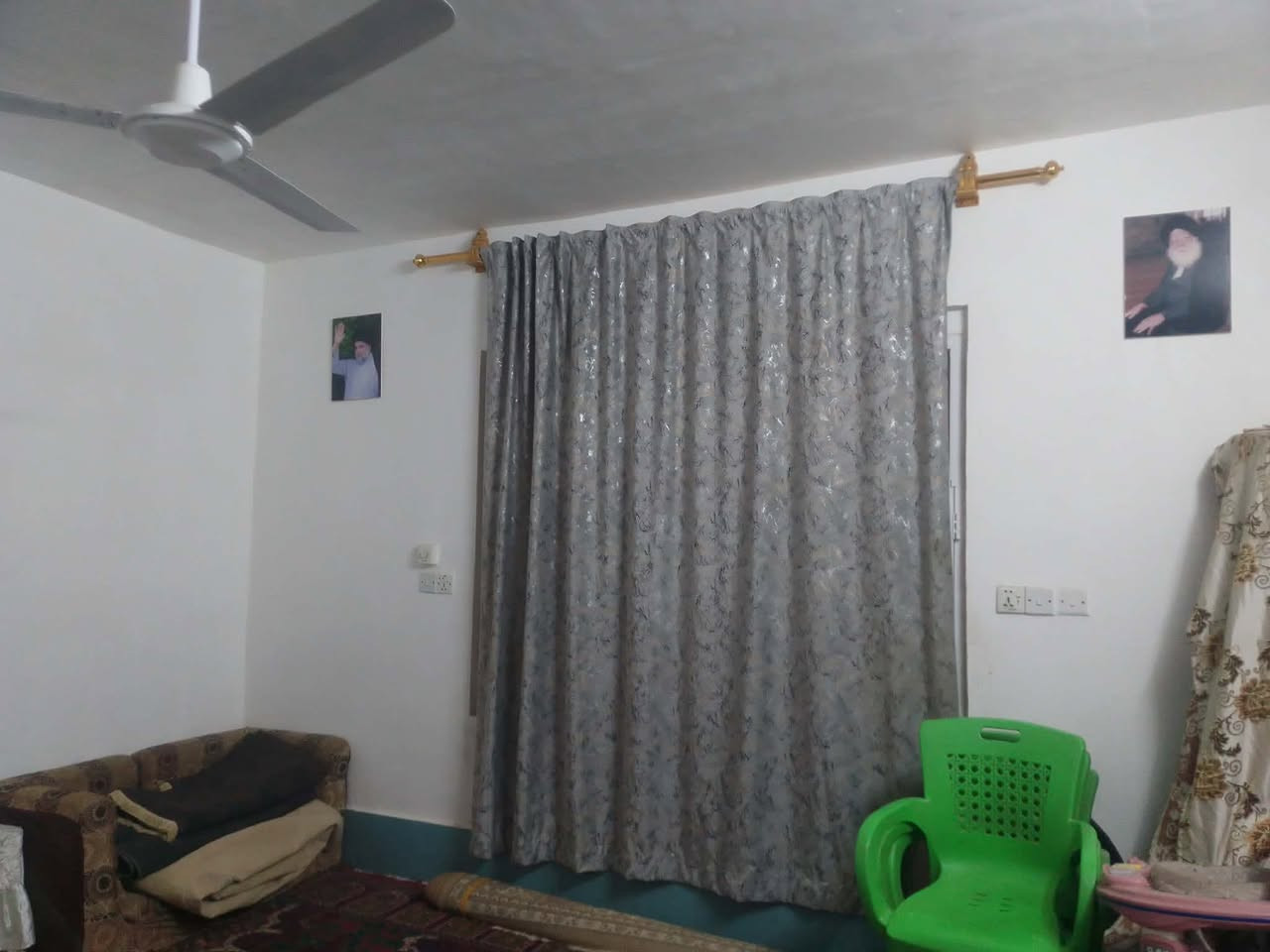 دار للبيع في حي النداء قرب شارع مجمع قنبر علي، تبعد عن الشارع الرئيسي 80 متر فقط ✅

📍 المساحة: 100 متر
📍 الدار طابقين

🔹 الطابق الأول يحتوي على:

* استقبال
* مطبخ
* صالة
* غرفة
* مكشوفة
* صحيات

🔹 الطابق الثاني:
بناء فرمستون والسقف اعكاده، يحتوي على:

* غرفتين
* صالة
* حمام
* بيت جناي ✅

💰 السعر: 80 مليون ويوجد مجال بسيط

📞 للاستفسار والطلب:
*********** محمد الزبيدي
*********** الحاج صلاح الزبيدي
