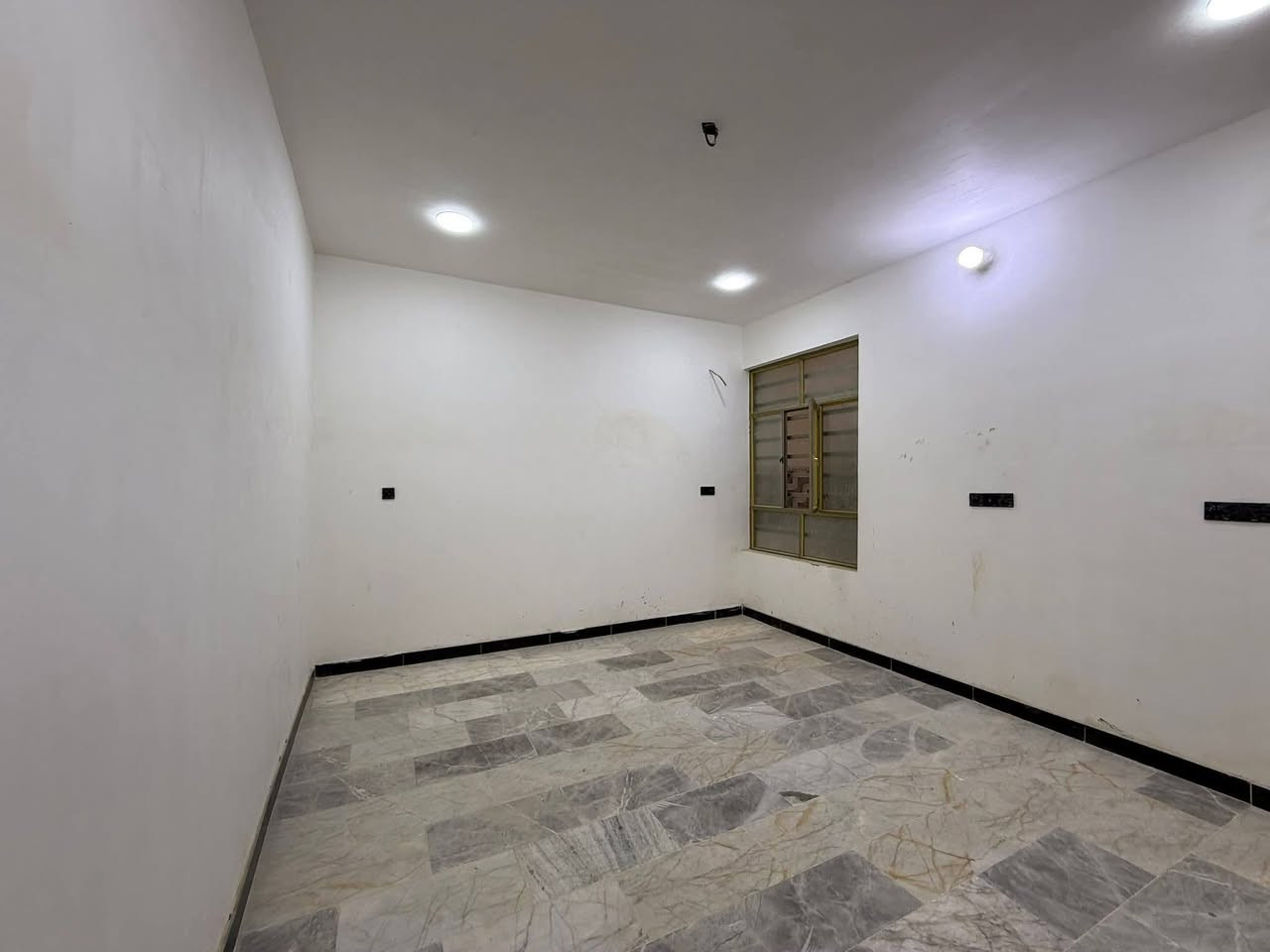 الدار للبيع 👌👌👌
(مدخلين)
المساحة 100 م 
العنوان الشعب حي التجار شارع الاسواق المركزيه 
يحتوي الطابق الارضي ع كراج وخدمات خارجية ومغسلة واستقبال ومطبخ حار وبارد ومنور وخدمات وغرفة نوم 
ويحتوي الطابق الثاني على ثلاث غرف نوم وخدمات وبيتونة وسطحين 

السعر 290مليون وبي مجال
للاستفسار اكثر يرجى الاتصال على الرقم التالي
***********
