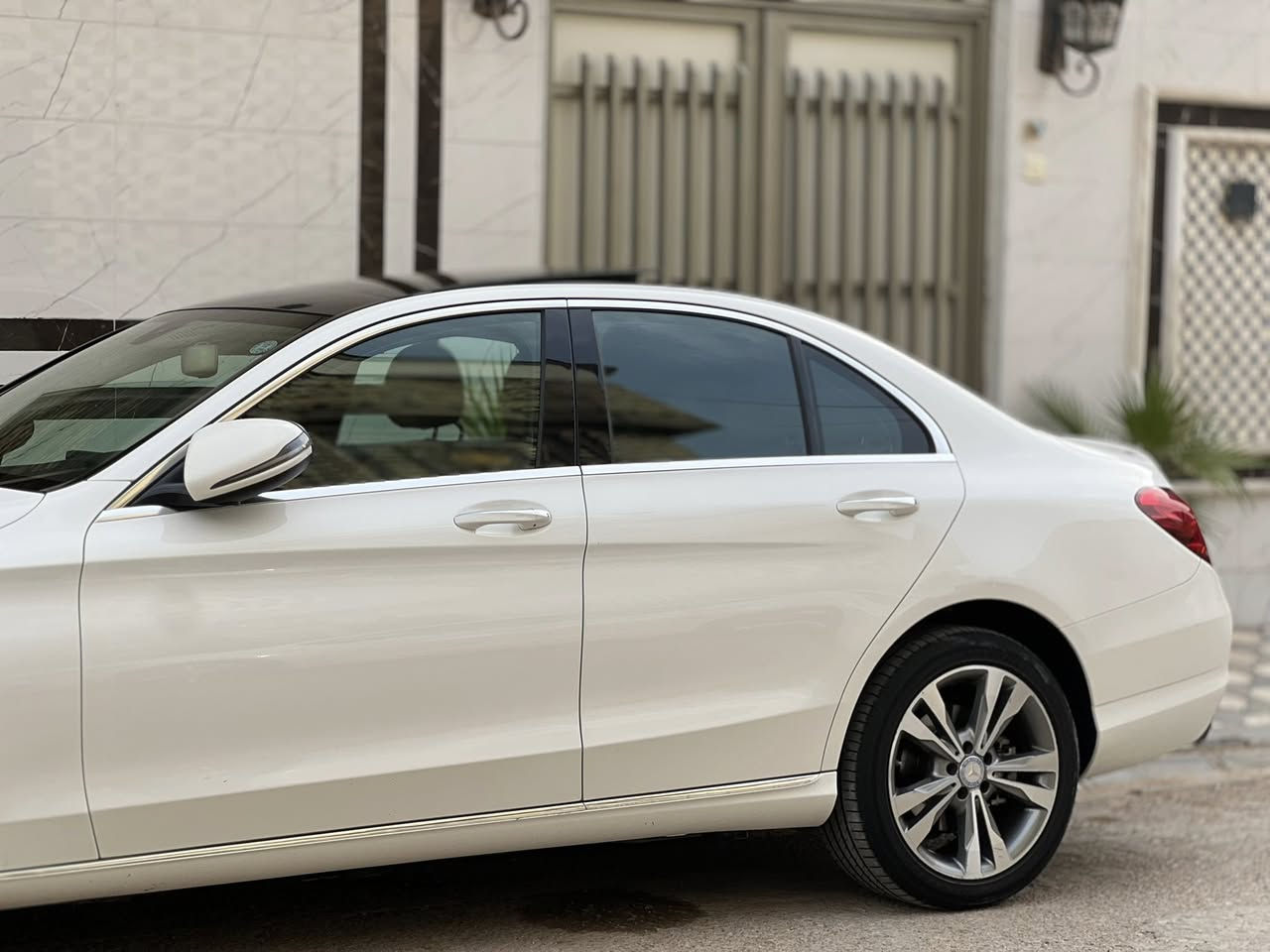 السلام عليكم (للبيع او المراوس)
‏mercedes-Benz c300 2016
وارد امريكي (كلين) فول مواصفات 
داخل بيجي -صاج بلادي
بانوراما 
دبل ماوس 
رادارات 
وبقية المواصفات المعروفه 

ادامه جديده فلاتر -بلكات -فيتبم -حدادية جديدة 
السياره جديده جدا بصمتين وياها وعلى ايد وحده من ٢٠١٨ لهسه 
بيها بارد صار عندي  جدا بسيط ومملحوض وباقي السيارة كفاله من كولشي
رقم اربيل بأسم شركة وكاله او تحويل 

للاستفسار الاتصال بلرقم ***********
العنوان النجف الاشرف📍
