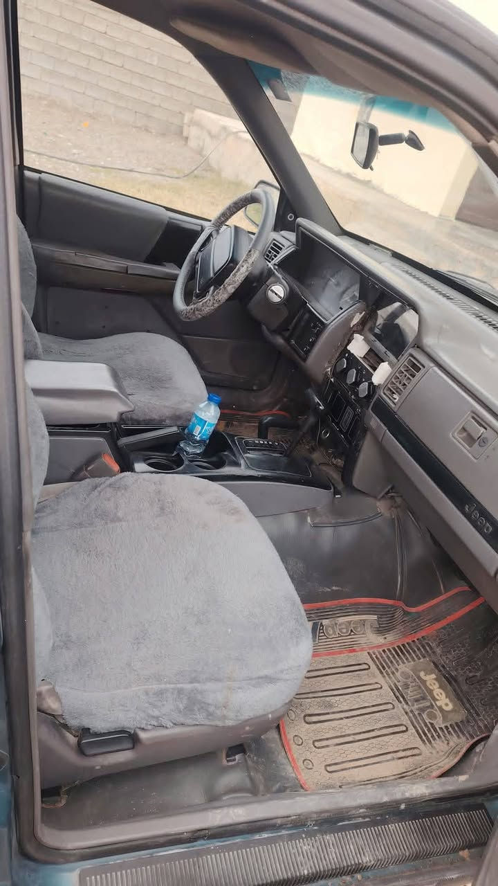 جيب شروكي موديل ٩٤ فول مواصفات محرك ٦ تدفاه تبريد شغال سياره ابلادي رقم نينوى السعر ٤٩ وبيهه مجال ويرهم امراوس حسب القناعه الاستفسار على الرقم *********** مكان الحويجه
