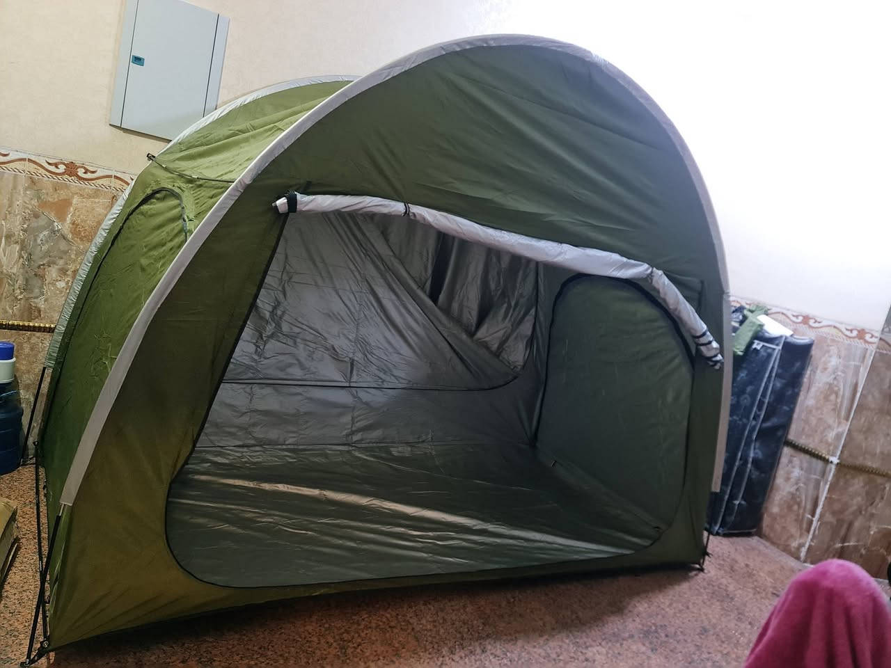 سلام عليكم خيمه حجم كبير طوله متر ونص وعرضه ٣ مترات ورتفاعه هم ٣ مترات .تنشد وتنفتح متحركه وسهله بل شد..سعره ٤٠ الف..***********
