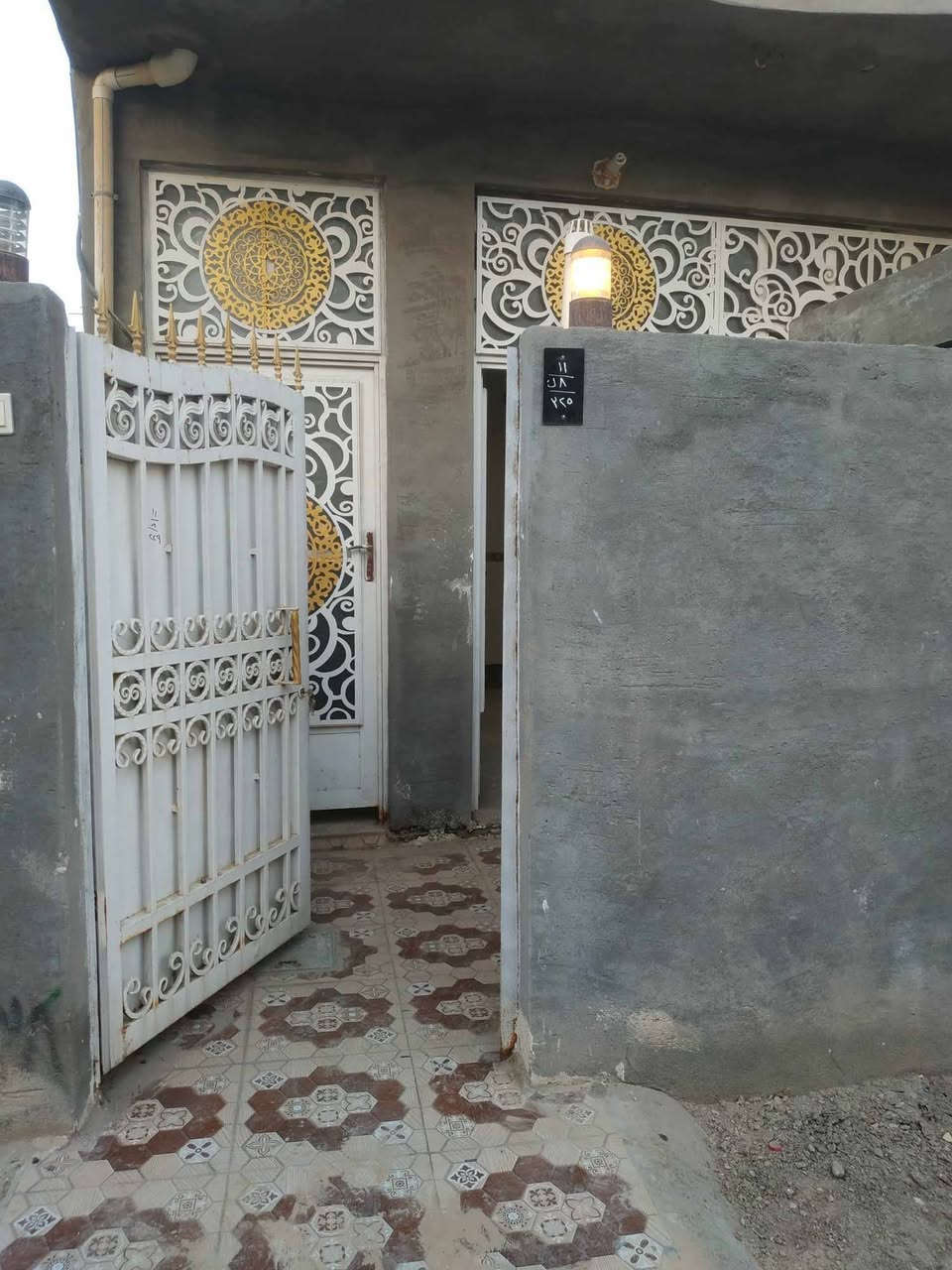 السلام عليكم
(بيت حديث مع بتلو للبيع) في نادر الاولى قريب على الشارع الخدمي قرب فرن صمون بركات ام البنين 
يحتوي البيت على استقبال وكندور وغرفة نوم ومطبخ وصحيات داخليه وخارجيه  
للاستفسار الاتصال على الرقم (***********)
(البيت بنيانه حديث)
