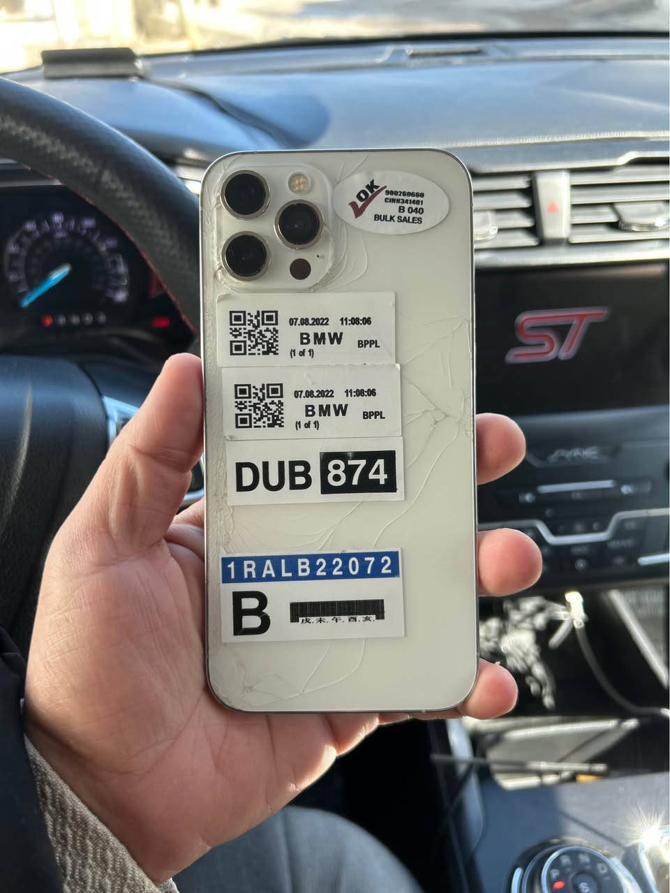 iPhone 12 Pro max 
128 GB

پشتی درزی هەیە شاشەی ئەو خەتەی هەیە کەمێ جار جارە ئەیگرێ زۆر نیە ئیشی پێ ئەکرێ بێ کێشە

195$ 
*********** السليمانية, العراق
