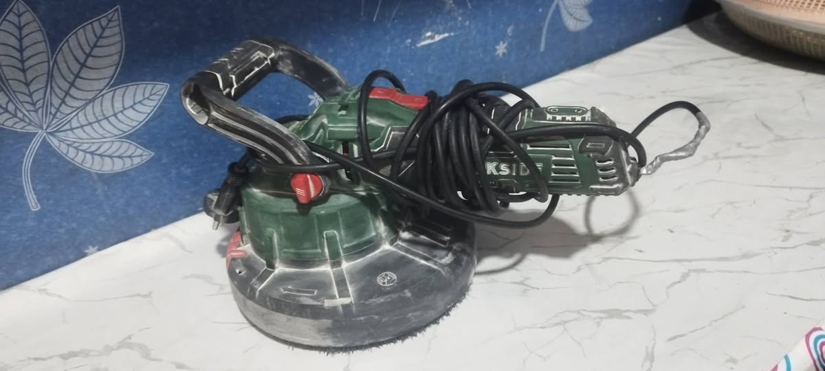 كوسرة سنفرة جدران كهرباء
كوسرة شحن بدون بطاريه 
دريل مال تونگ شغال شرط بدون بطاريه 
منعمة اصباغ شحن بدون بطاريه 
منشار شحن بدون بطاريه 
كلهن شرط الشغل السعر 50 بلاش 
***********
يوجد توصيل
