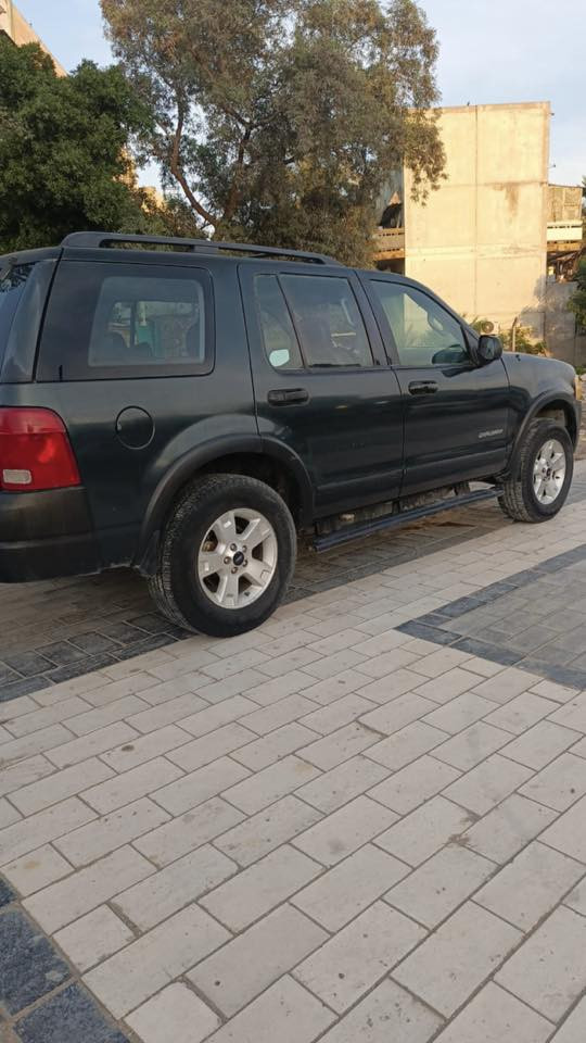 فورد اكسبلور 2004 
بأسمي رقم انكليزي محرك بلادي لاصرف ولاتبخير السيارة موجودة في بغداد 
رجاءً بس الشراي يتصل 
***********
