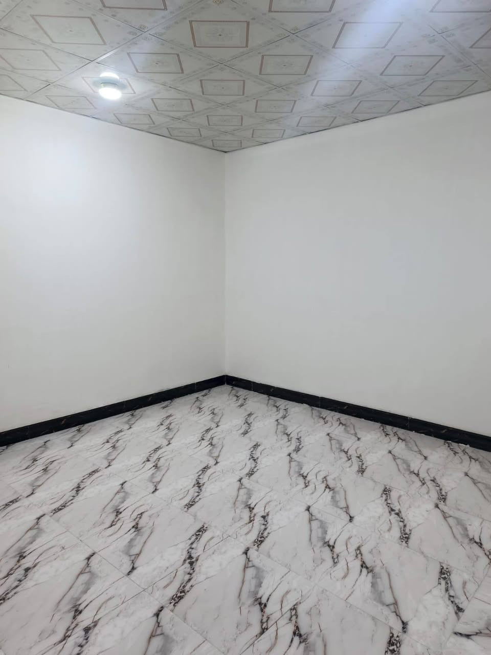 ألسلام عليكم ورحمه الله وبركاته ♦️
اللاستفسار ***********

توفر دار سكن للبيع 
موقع راقي 👍
ألمساحه 100 متر مربع
10 × 10
على شارع 8م
ثالث بيت على شارع تبليط
جميع الخدمات متوفره
مدارس قريبه عليك + ماء كهرباء مجاري

بناء حديث شقل درجه أولى
محتويات الدار ⬇️
داونيه
صاله
غرف نوم عدد 2
مطبخ مفتوح على صالة
منور + صحيات داخليه خارجيه 

نوع العقار : طابو ملك صرف زراعي عراقي سند 25 
العنوان : أبي الخصيب العوجه شارع المقيمين يبعد عن شارع العوجه رئيسي 800م

سعر 60 مليون وبي مجال
اللاستفسار ***********
