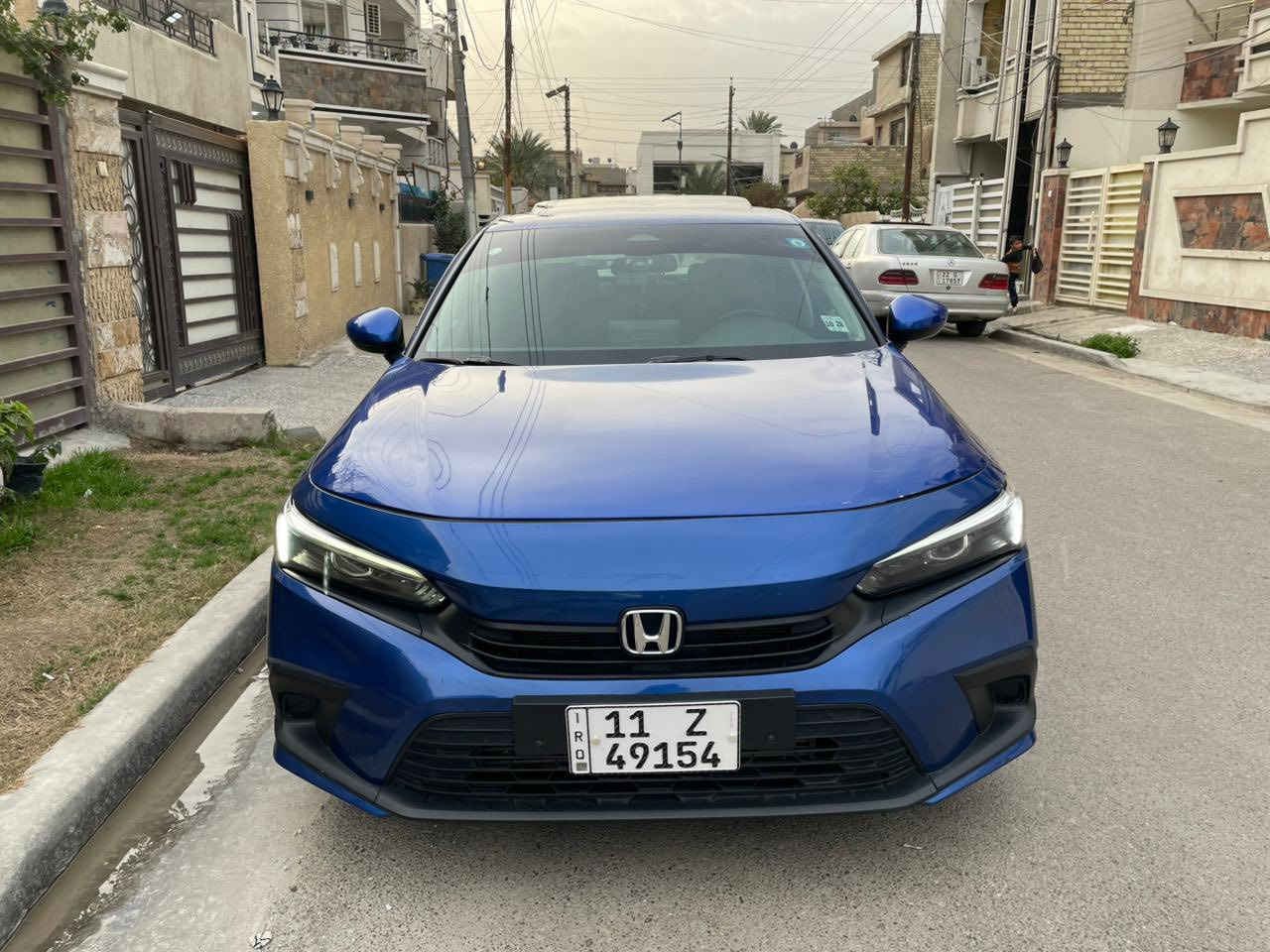 للبيع هوندا سيفيك EX موديل ٢٠٢٤ رقم بغداد تحويل مباشر
السياره ضررها دعاميه بس وبيها بارد  بدون صبغ وبدون ايربك 
السياره محرك ١٥٠٠ توربو كير اوتو 
سلايد - كشنات هيتر - داخل مخمل اسود - تحكم ستيرن كامل - رادار جانبي وامامي - مثبت سرعه تفاعلي - تحديد مسار - السياره جاهزه بدون نقص نهائياً 
مكانها الغزاليه شارع اسواق الزاويه 
السعر ١٥٣ وبي مجال 
***********
