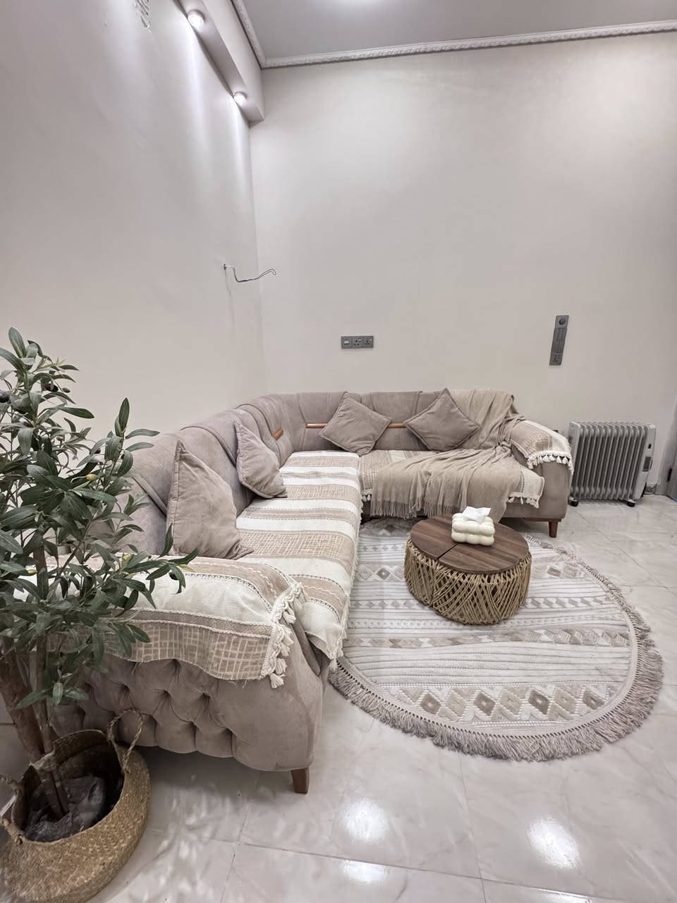 كورنر للبيع ٣قطع  قياس ٢٤٠في ٢٢٠ شغل توصاه متانه خشب وإسفنج وقماش الشراي يجي يفحص اي ضرر مابيه سبب البيع نريد نسوي قياس اكبر السعر ٧٠٠ 
للتواصل ***********
عنوان /بغداد
