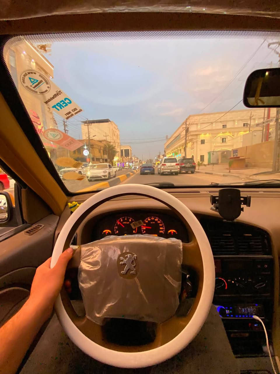 سلام عليكم بيجو ٤٠٥ السياره بأسمي تحويل ثاني يوم سنويه توني مصفر هيئه وغرامه تبريد ثلج تخم تاير مكينه وكير لا تنقيص ولا تبخير البدي شوفه العين اكفل فقط اصوليات لدهن ابدله بوقته وصولات عندي السياره صار شهر ما طالع بيها ملتزم بدوام وطابكها السياره رادلها شوي ترتيب  مديل ١٥
تجي وتشوف مكاني حمدان البز
سعرها ٣٦ وبيها مجال قليل ***********
