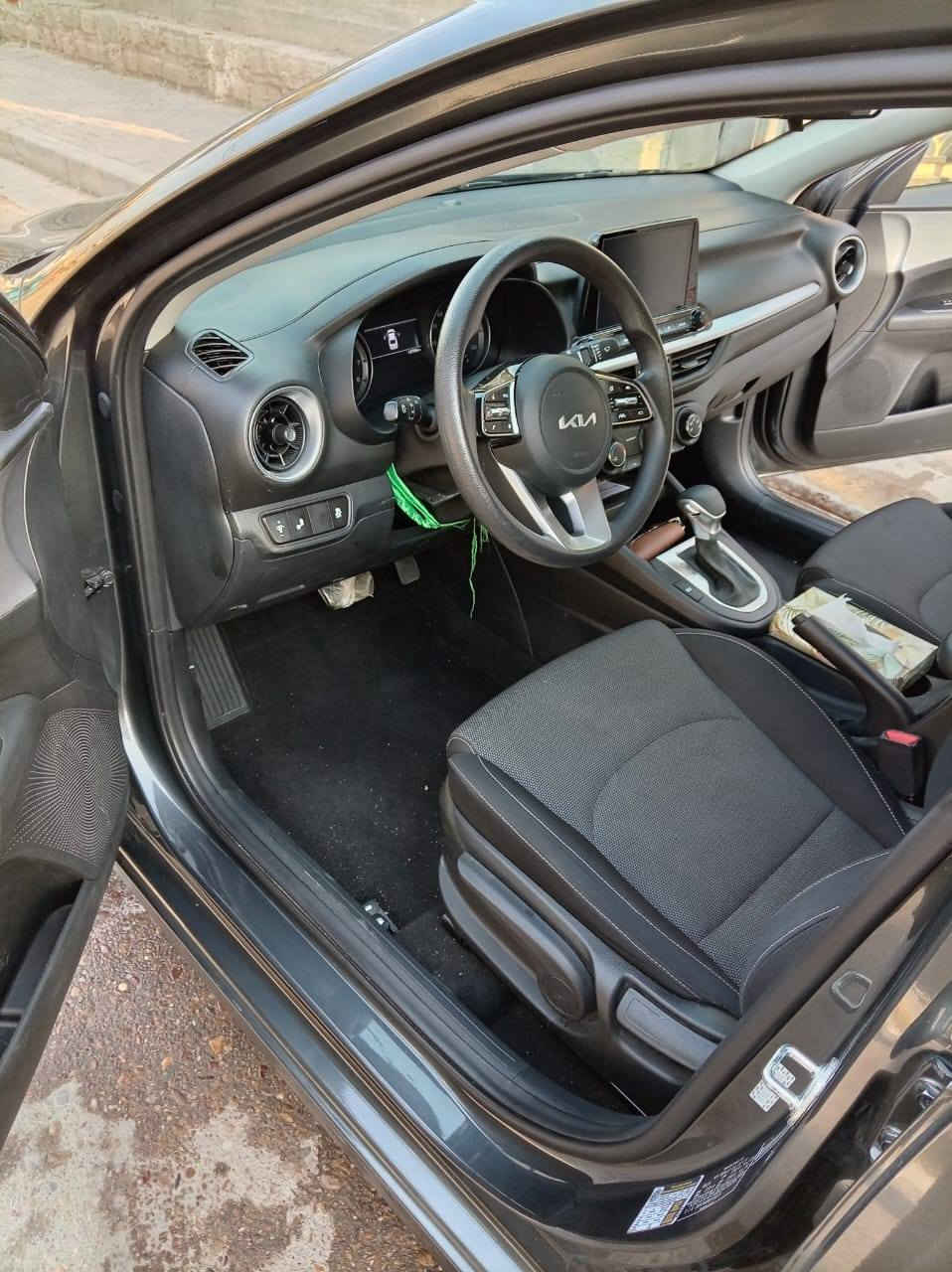 سلام عليكم موبايل   ***********
فورتي موديل.  24   وارد امريكا حادث فقط الباب الخلفي عكس السائق مبدل مطابق للمواصفات واللون سياره جديده بسمي رقم بغداد.  محرك دوش  2000
السعر الطلوب.   163  ورقة
