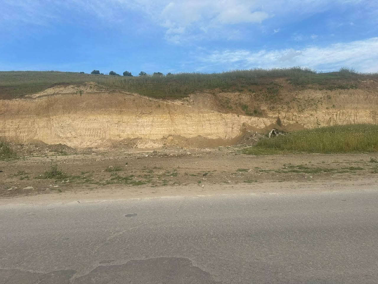 🌟 عرض مميز بموقع استراتيجي 🌟

🏡 أرض صالحة للعمار للبيع
📍 الموقع: على طريق السقيلبية - القلعة

✅ مساحة الأرض: دلم ونصف
✅ واجهة على الطريق بطول 19متر
✅ موقع ممتاز يصلح للسكن أو للاستثمار

💰 السعر على الخاص

📞 للتواصل والاستفسار:
0991051523
0940360801

لا تضيع فرصة امتلاك أرض بموقع حيوي ومميز وفرصة استثمارية رائعة.

#عقارات #السقيلبية #القلعة #أراضي_للبيع #استثمار #مكتب_البوادي_للعقارات 🏡✨


**إذا كنت صاحب هذا الإعلان وتريد حذفه لأي سبب، رجاءا أرسل رسالة إلى الدعم الفني**