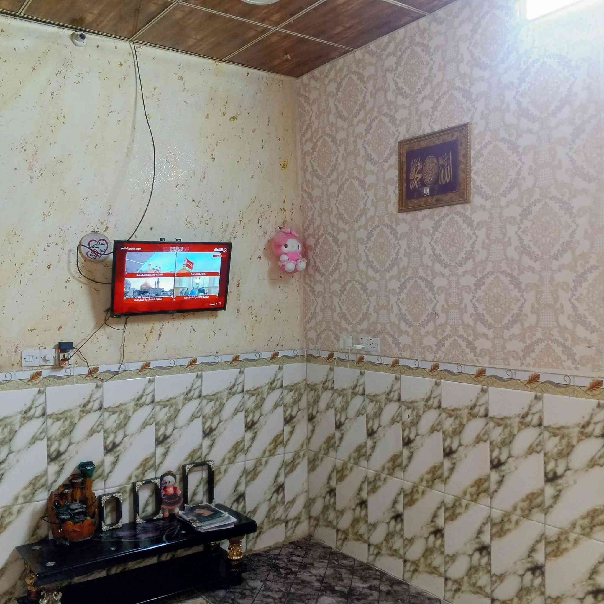 مشتمل طابق واحد في حي الحوراء خلف شارع الشيرازي مساحه 100 يتكون من غرفه نوم وصاله ومطبخ واستقبال 
وبيتونه صب. سيراميك جاهز للسكن منطقه مخدومه مي مجاري وتبليط قرب مدرسه عمود الدين. للاستفسار للسعر 
***********
بيع نقد فقط
