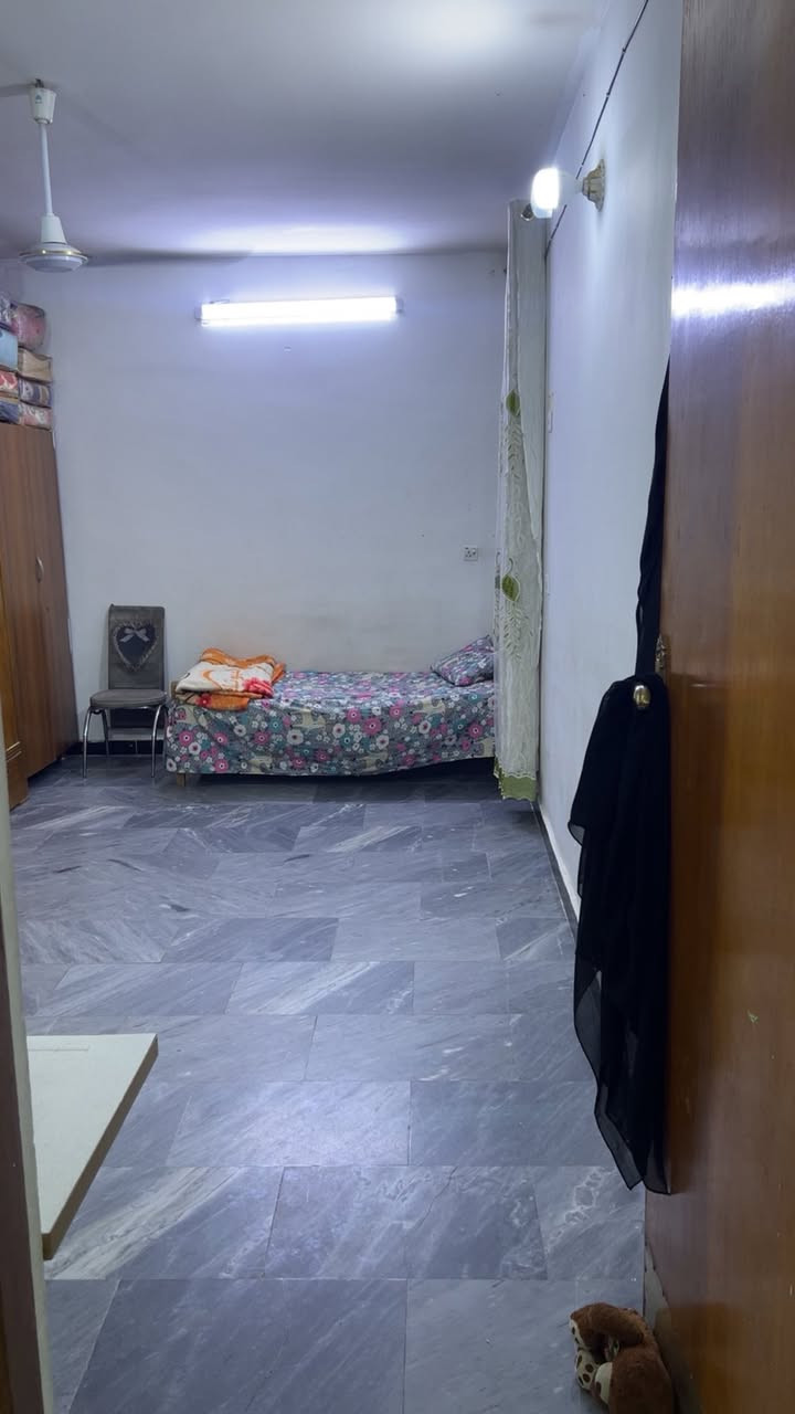 السلام عليكم بيت للبيع المساحه 200 متر العنوان / بغداد البلديات شارع المرور /***********
