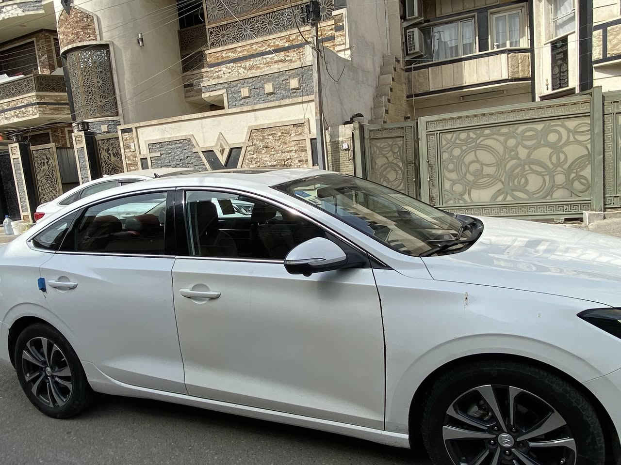 شانجان ايدو 2022 بلس فول الفول سيارة جديدة كلش و بدون اي نواقص 
مواصفات
 كامرات540 درجة _اشاير بالمري_بانوراما_زينون بلادي _شاشةكبيرة_عدادات دجتل_داخل احمر بلادي _بصمة_مري شفط_داخل جلد_ كراسي تبريد_كشن كهرباء_بعد بيه هواي مواصفات 
محرك 1400 تيربو المرغوب
كير محرك شواصي لغود  تبريد حدادية كله مكفول 
سيارة بيه فقط جاملغ الايسر بارد 
و الباب الايمن الامامي صبغ الباقي كله مكفول
السعر 112وبيه مجال
***********
