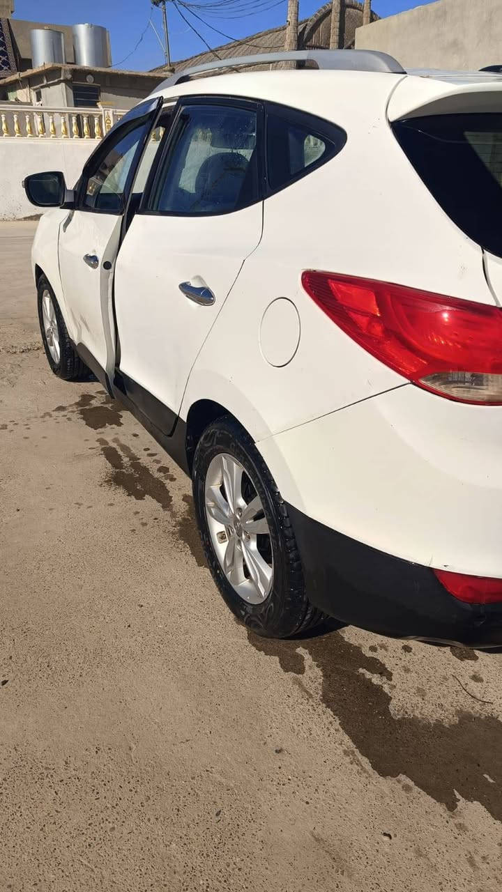 السلام عليكم /سيارة للبيع 
🚘 هيونداي توسان 2013
🔹 المحرك والأداء
محرك 4 سلندر 2.0 لتر
ناقل حركة أوتوماتيك 6 سرعات
نظام دفع أمامي (FWD)
🔹 المواصفات الخارجية
جنوط ألمنيوم
مرايا جانبية كهرباء
مصابيح ضباب أمامية
إشارات بالمرايا
سبويلر خلفي
🔹 المواصفات الداخلية
شاشة عرض وسطية
بلوتوث – AUX – USB
تحكم بالمقود
تكييف قوي (ممتاز بالصيف 🔥❄️)
زجاج كهرباء
قفل مركزي

للتواصل والاستفسار

*********** //مكاني كركوك /الحويجة/ناحية الزاب
